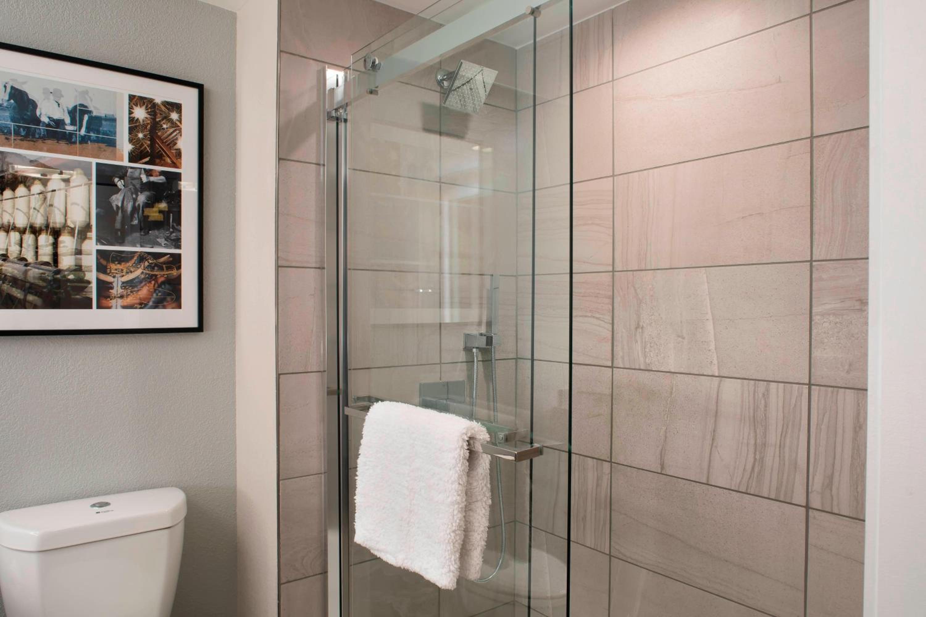Newly Renovated Standard Room - Photo 4