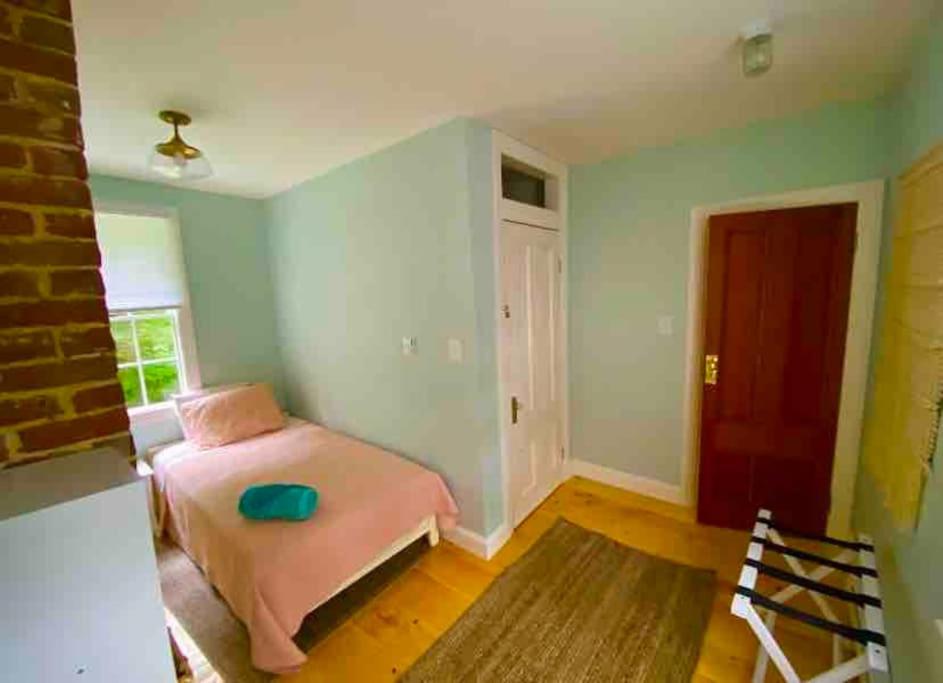 Six-Bedroom House photo 1