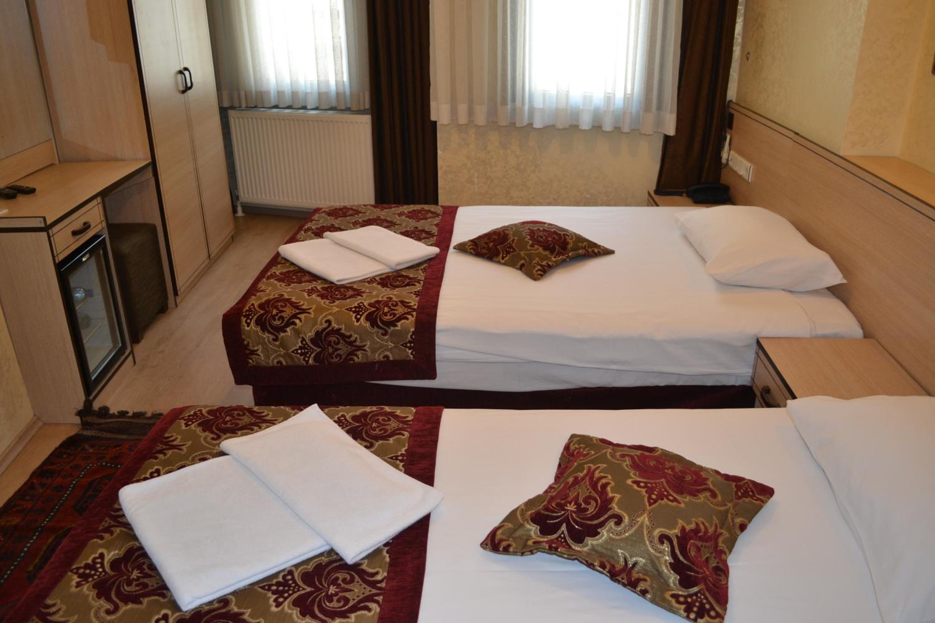 Standard Triple Room with Street View photo 2
