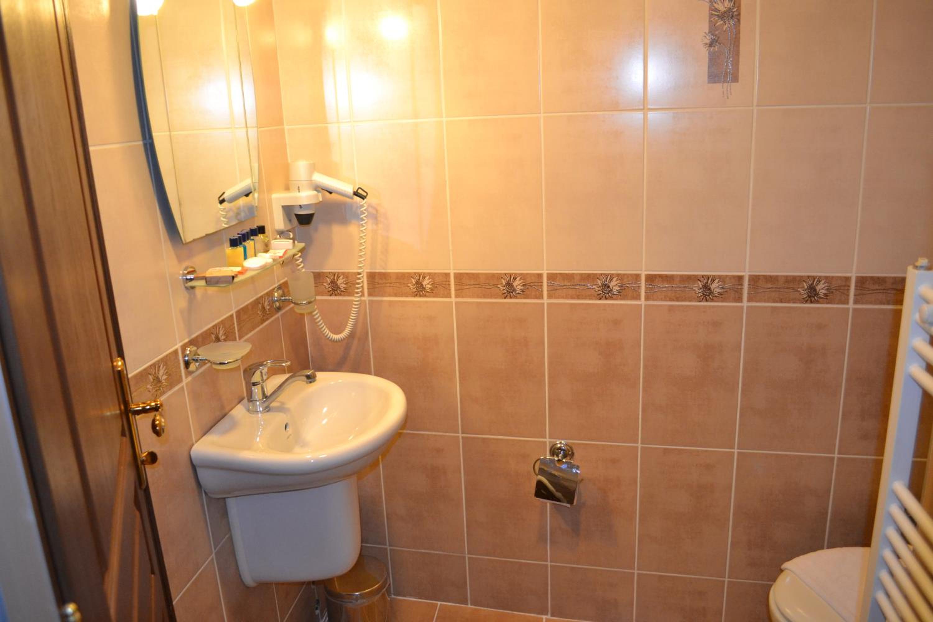 Standard Triple Room with Street View photo 3