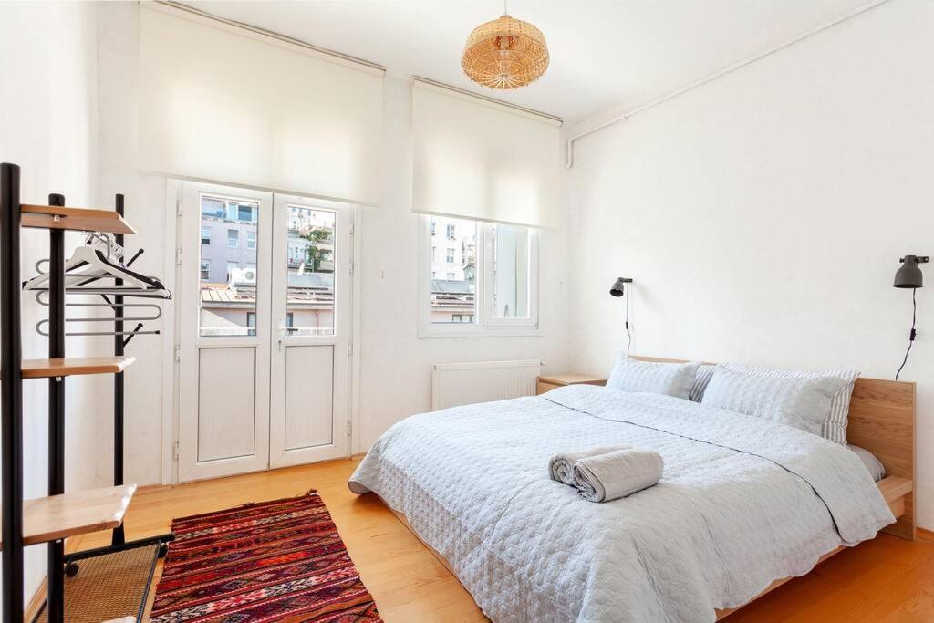 Two-Bedroom Apartment with Balcony and Sea View photo 3