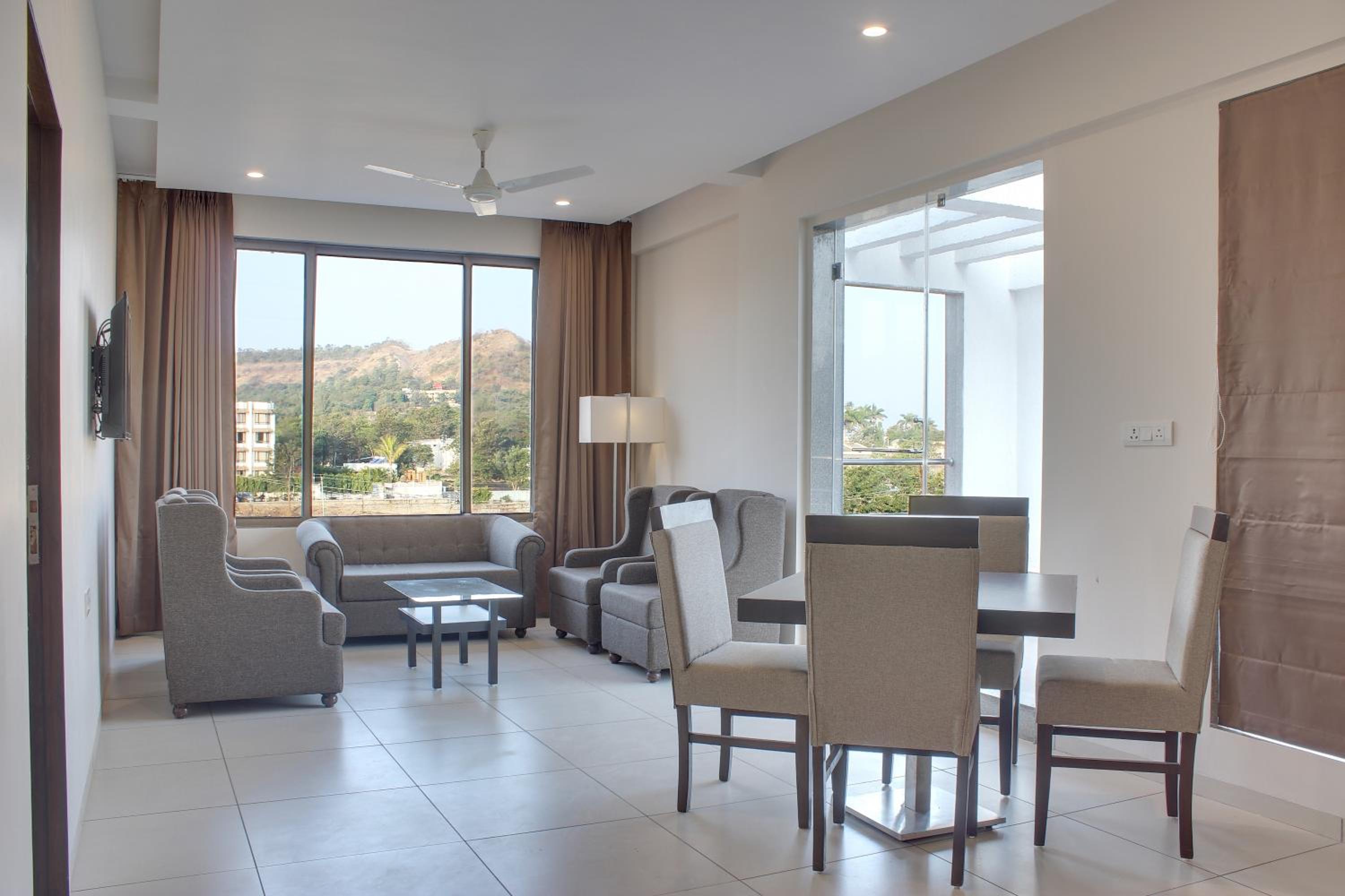 Studio Suite - Photo 1