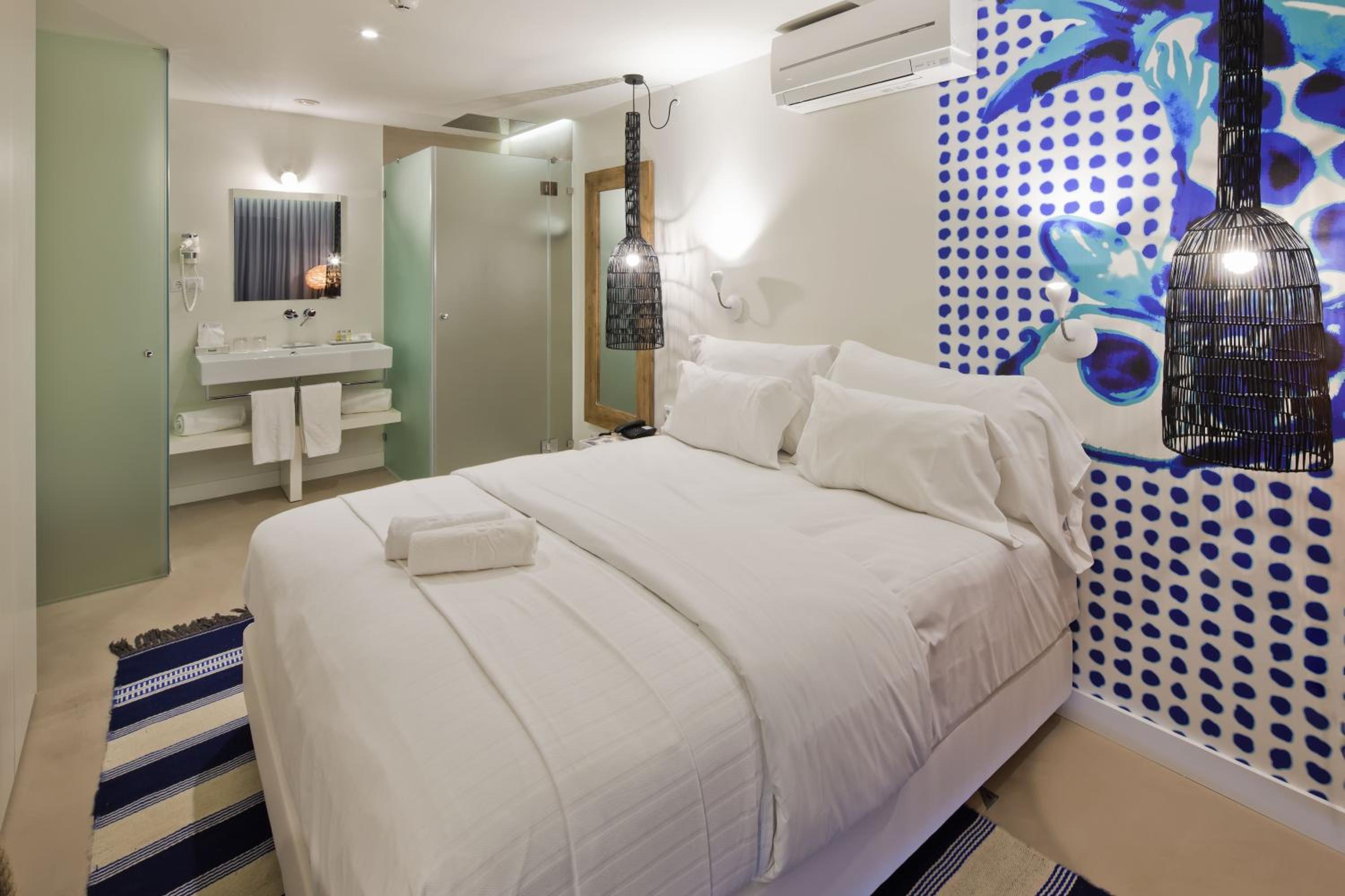 Deluxe Double or Twin Room - Photo 12