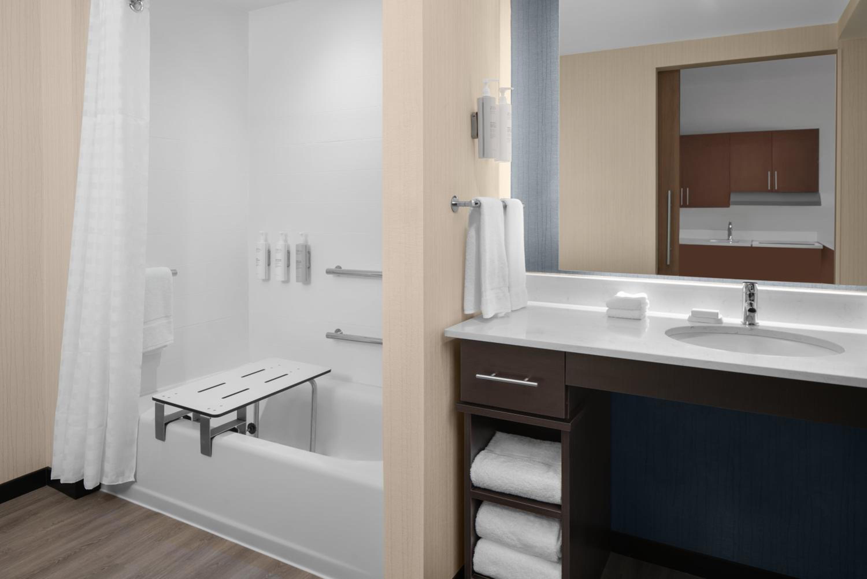 King Studio with Bath Tub - Mobility Accessible - Photo 4
