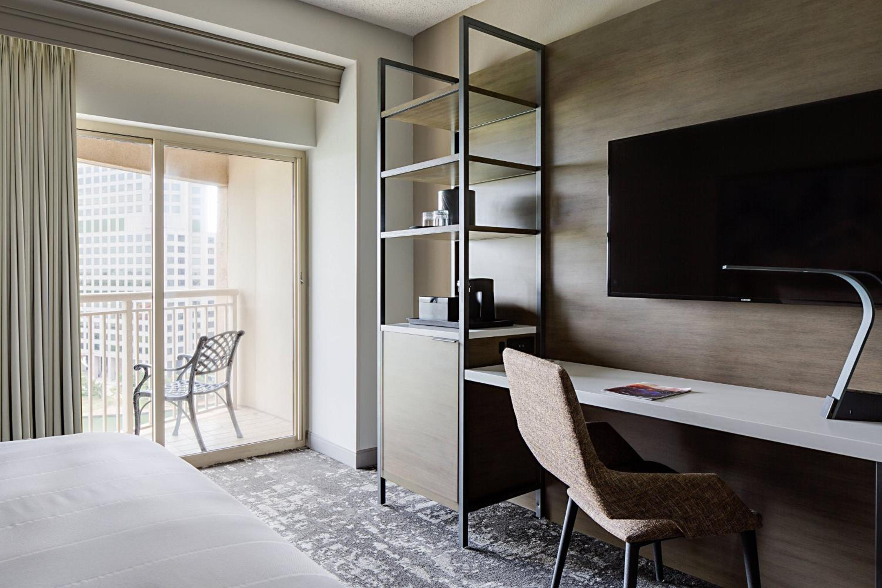 Concierge Level King Room - Photo 7