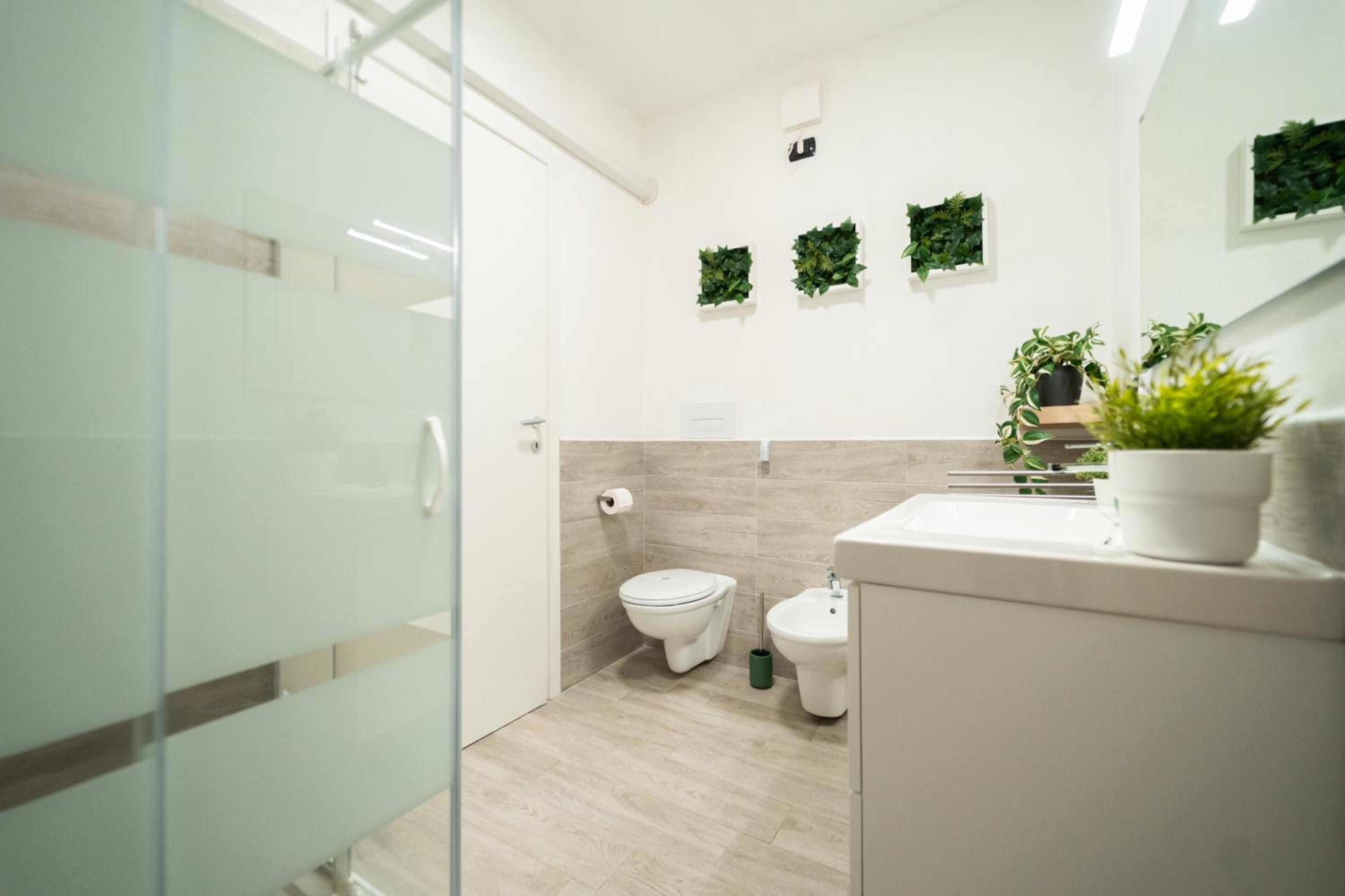 Family Suite with Balcony - Photo 9