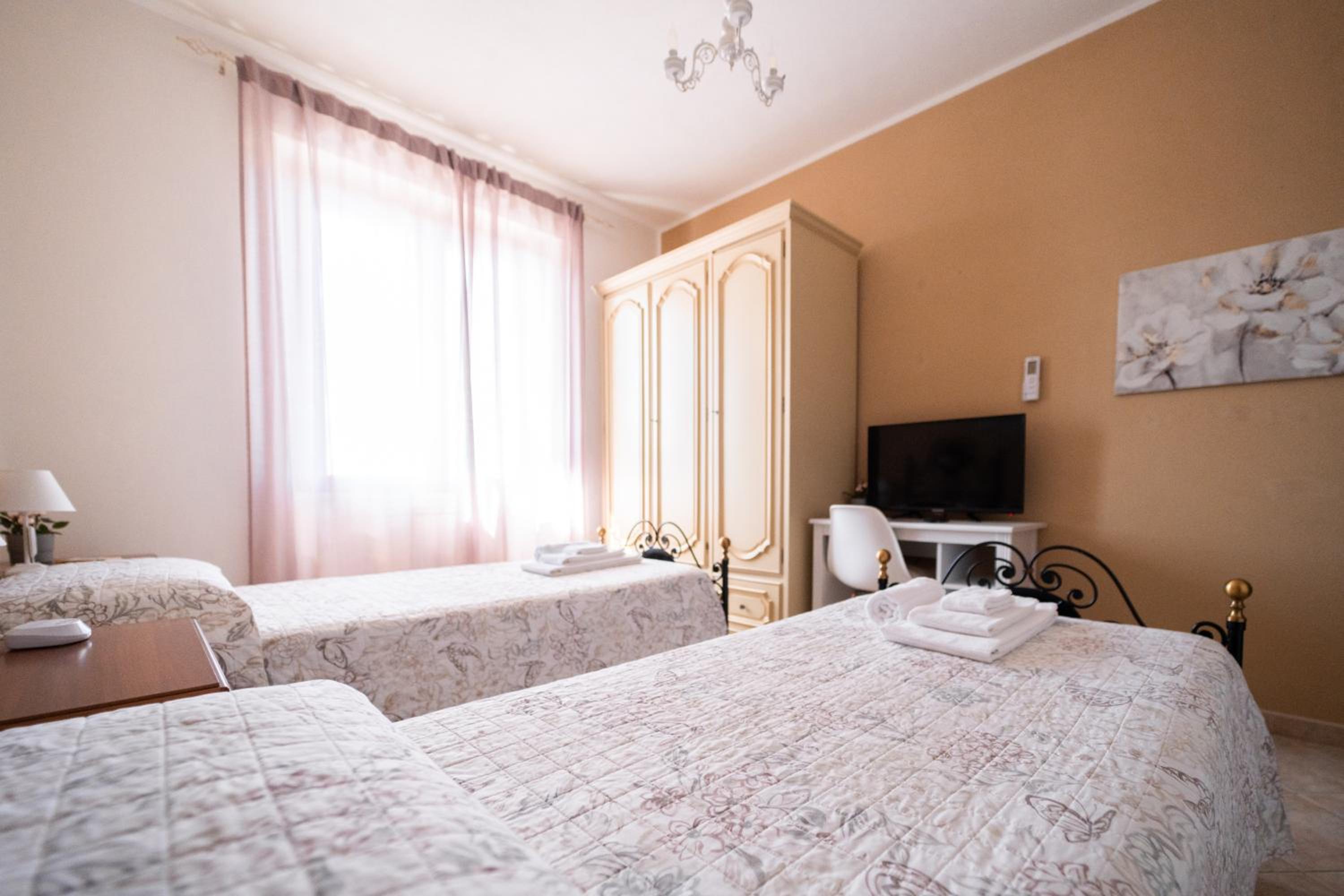 Deluxe Twin Room - Photo 10