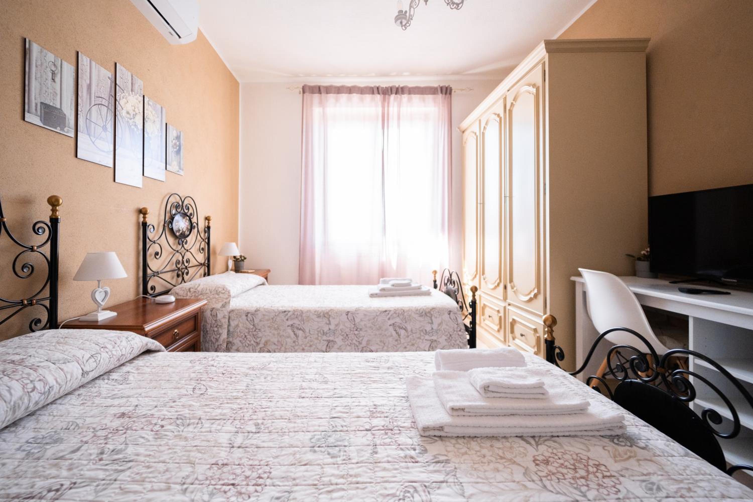 Deluxe Twin Room - Photo 6