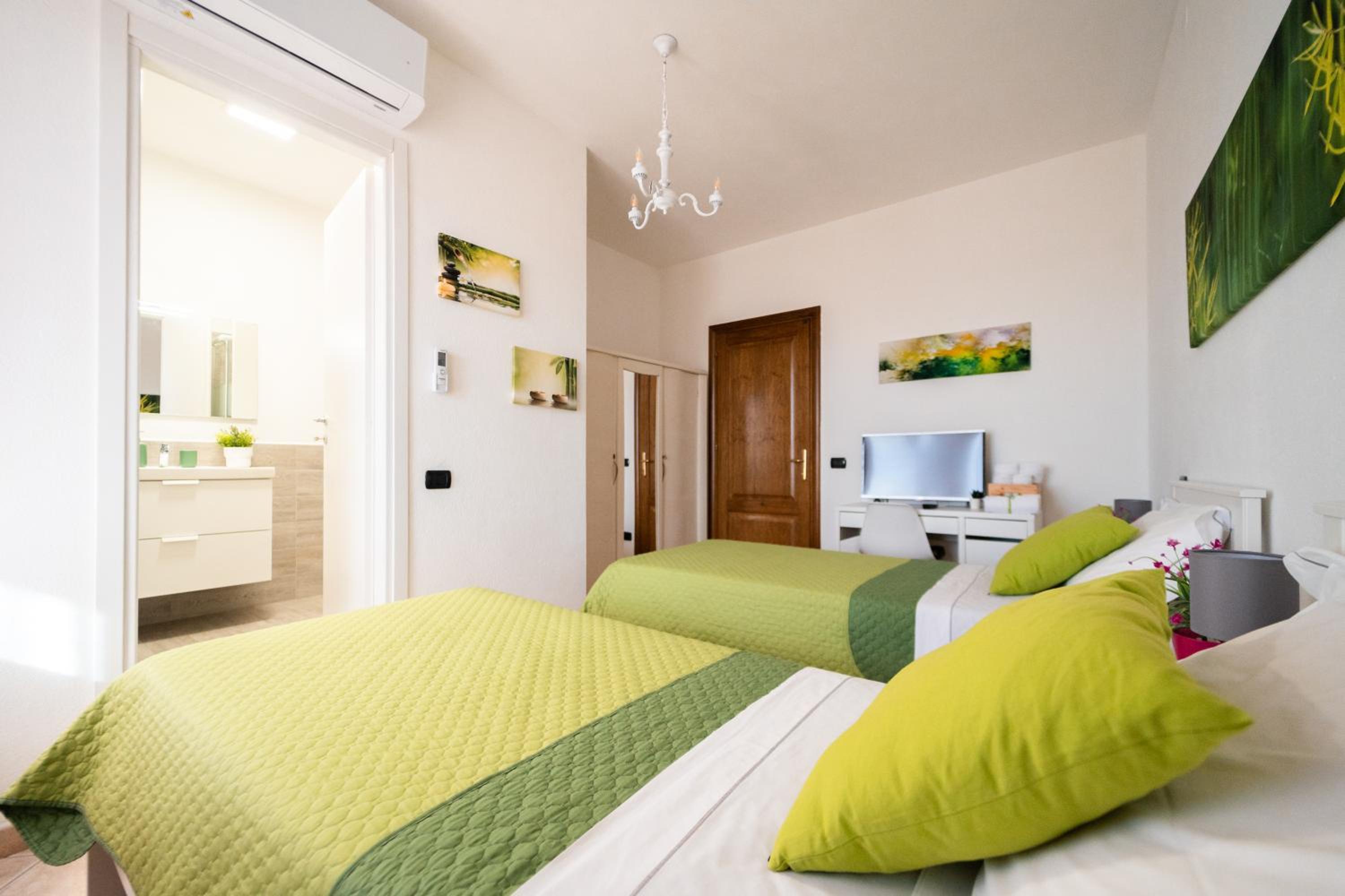 Family Suite with Balcony - Photo 3