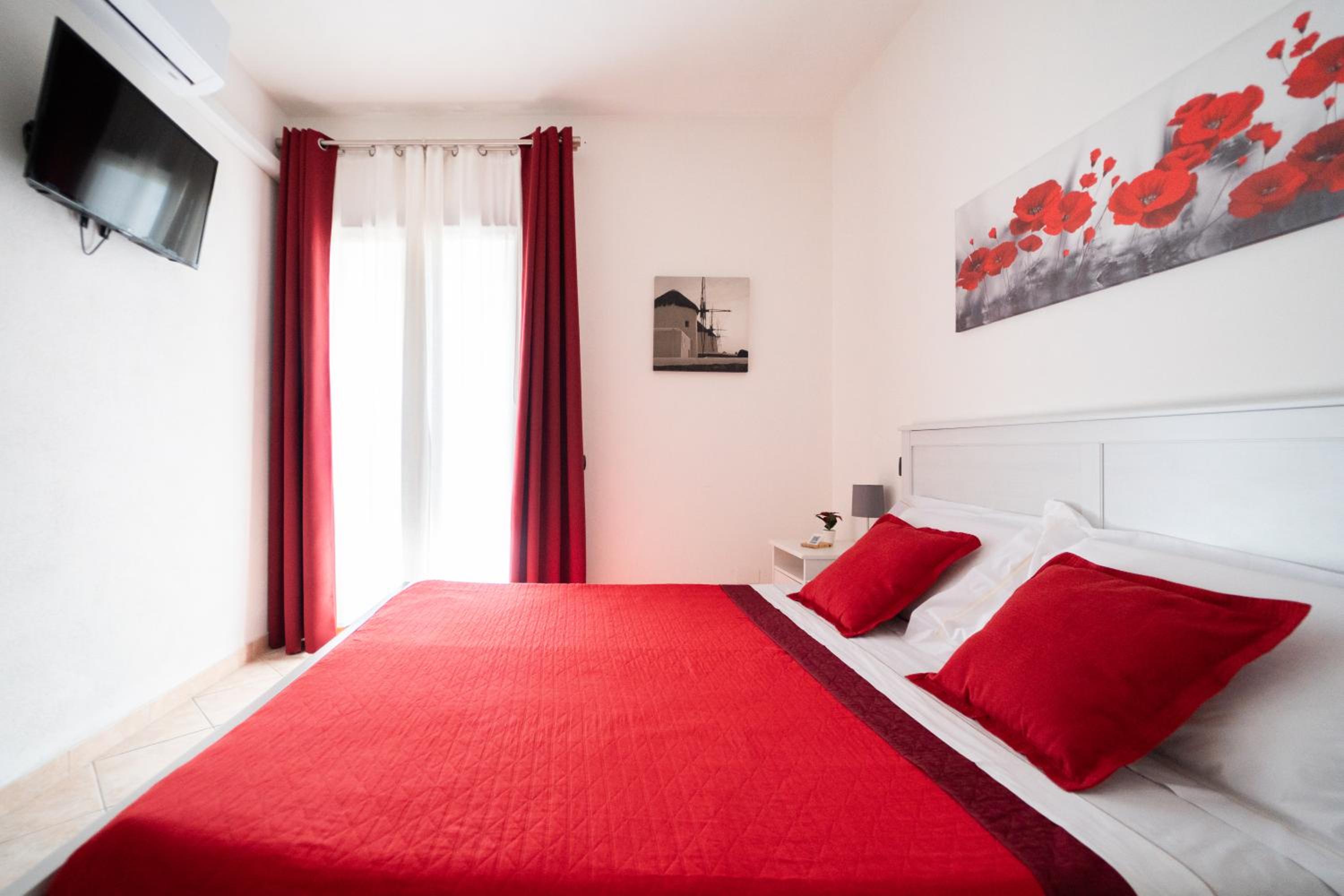 Family Suite with Balcony - Photo 11