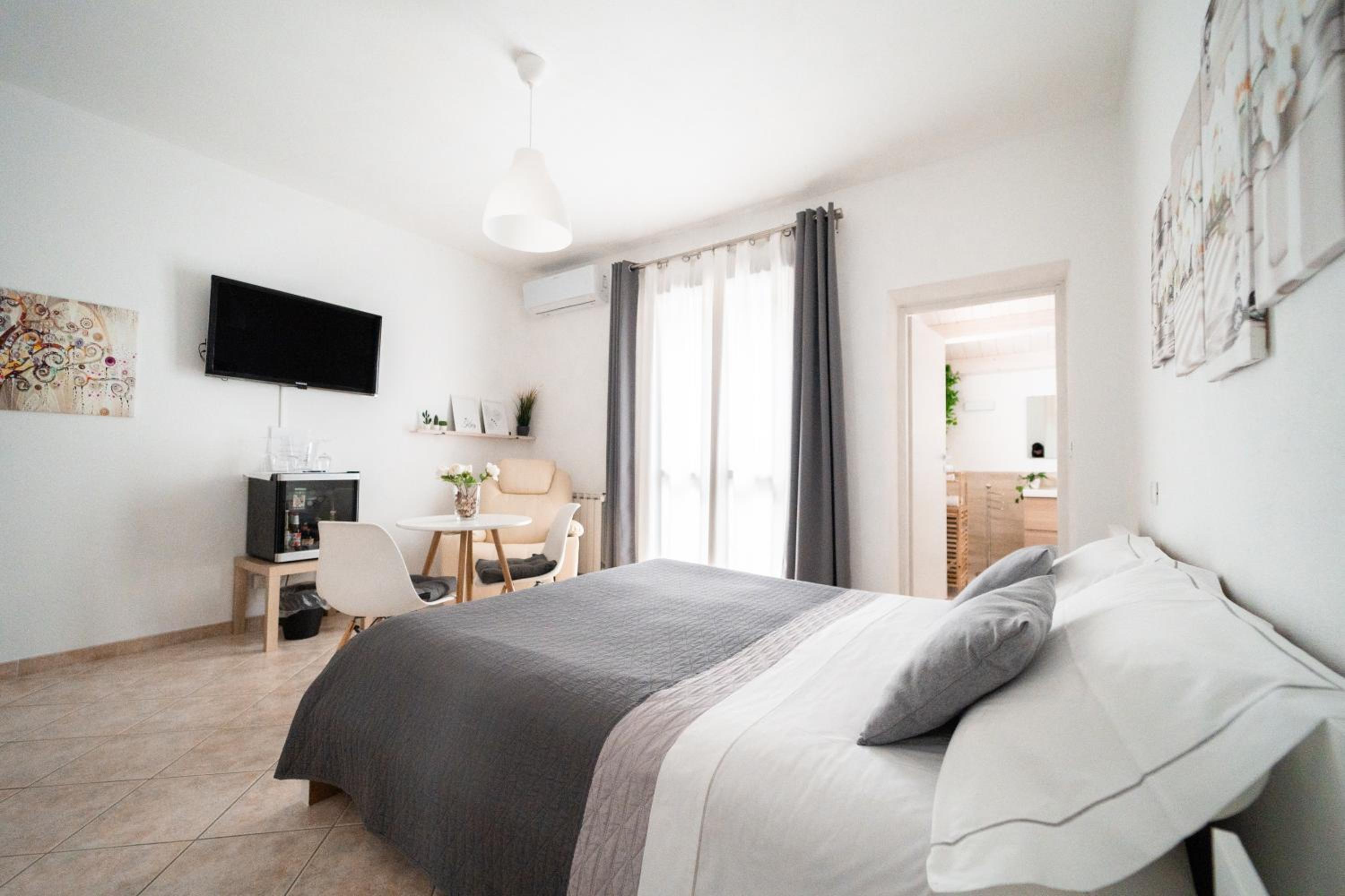 Deluxe King Room - Photo 15