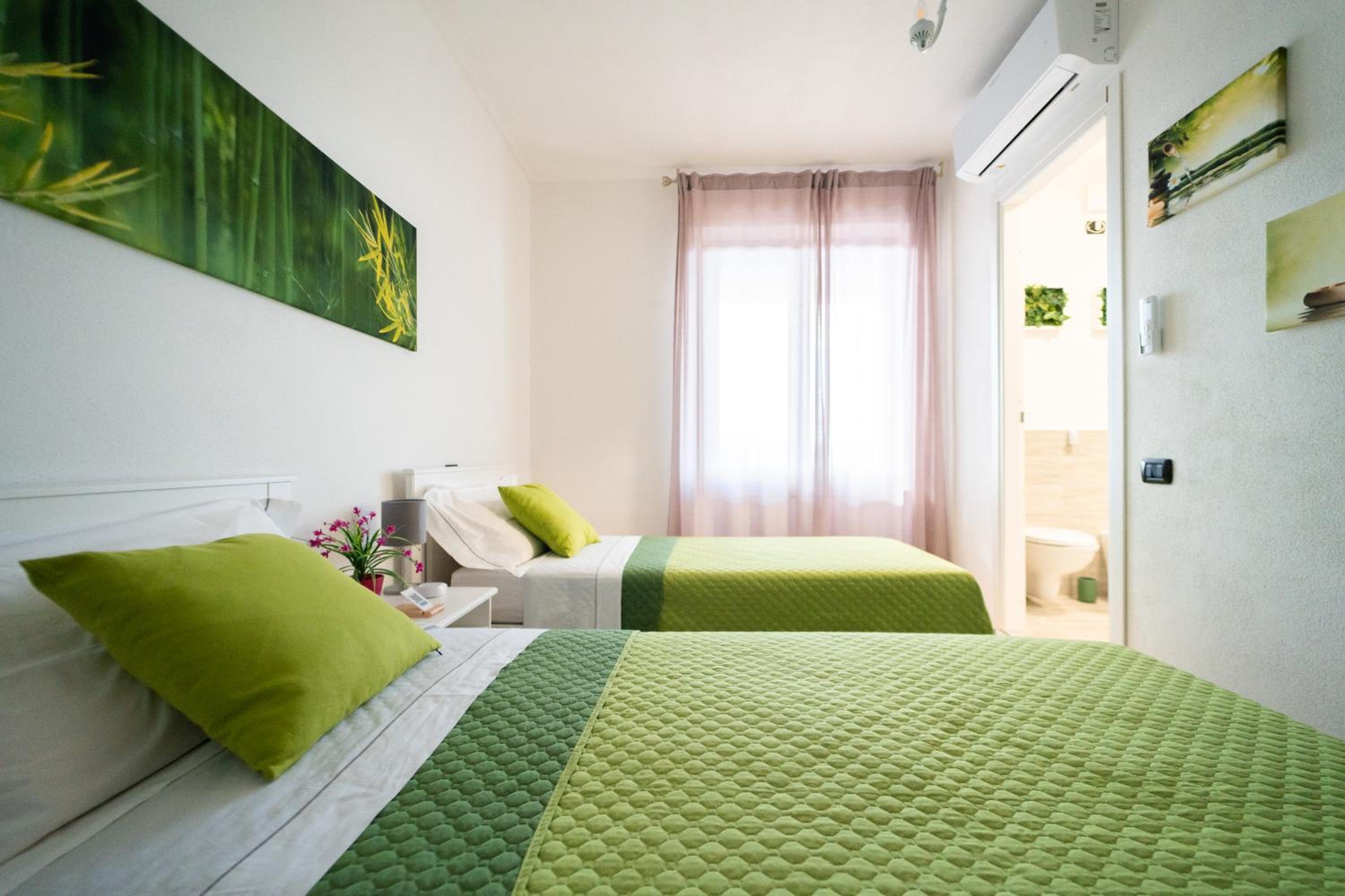 Family Suite with Balcony - Photo 2