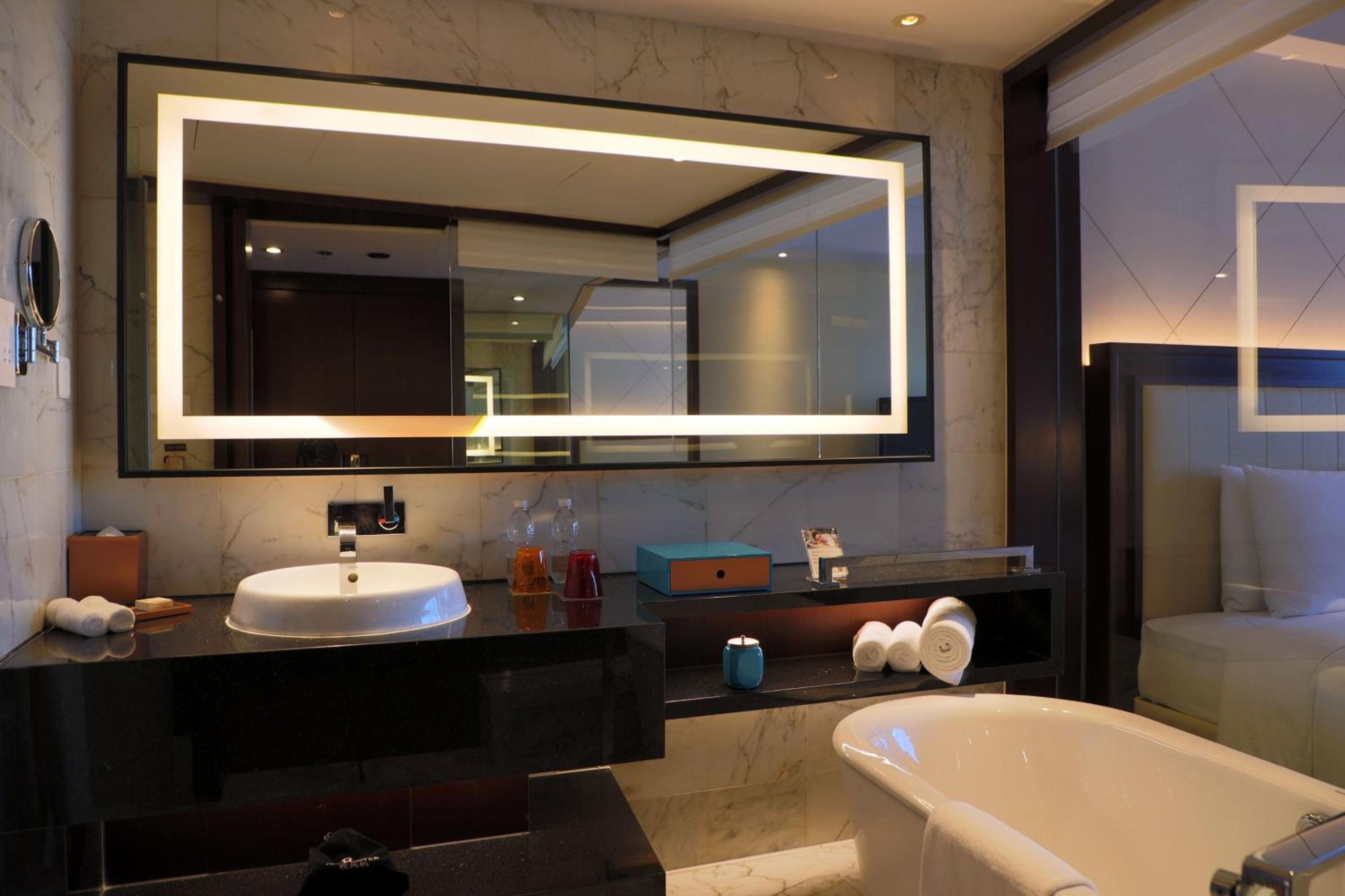 1 King Bed, Renaissance Guest Room (include 10% off for Food & Beverage) - Photo 2