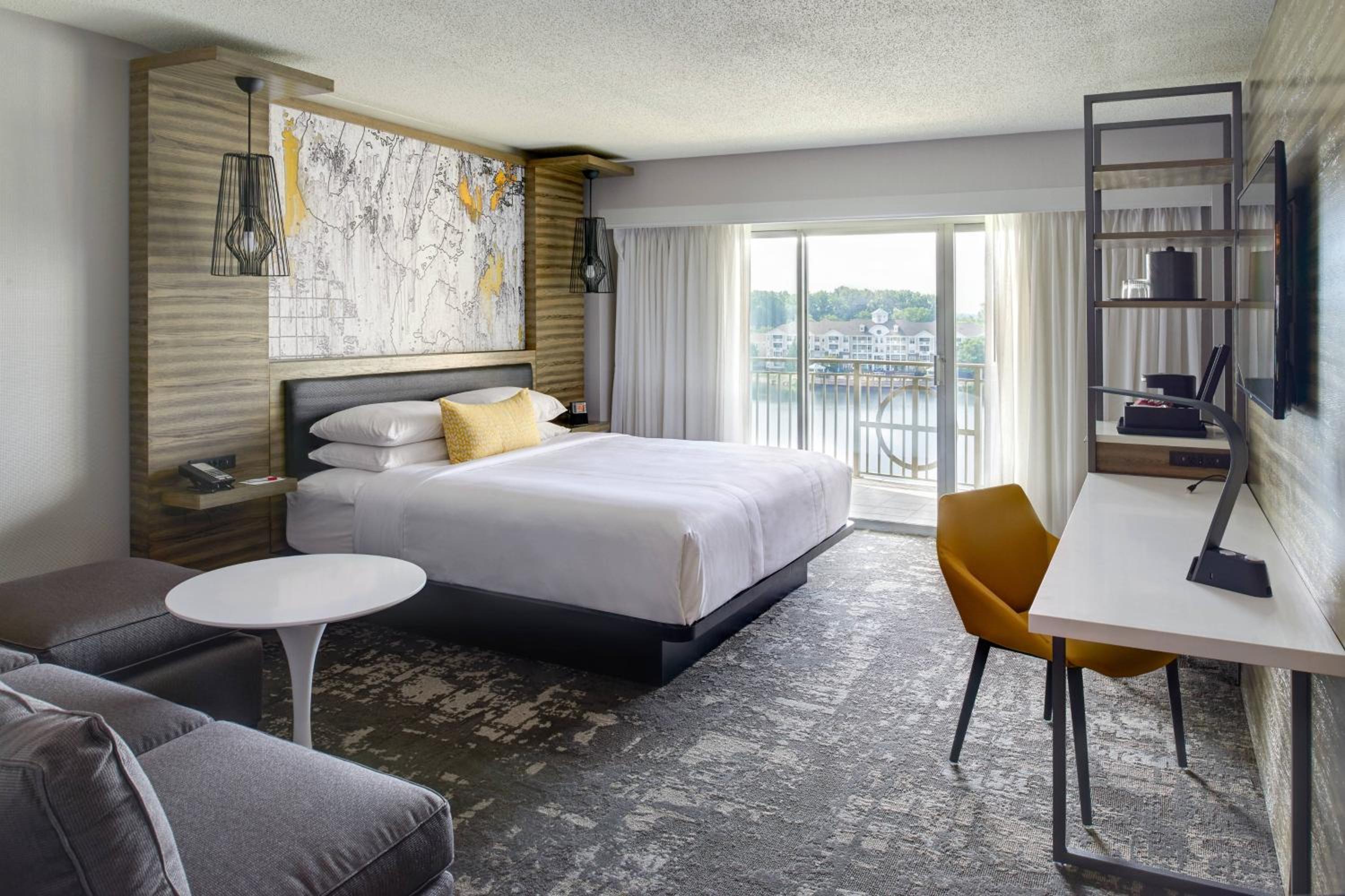 Guest room, 1 King, Sofa bed, Lake view, Balcony photo 1