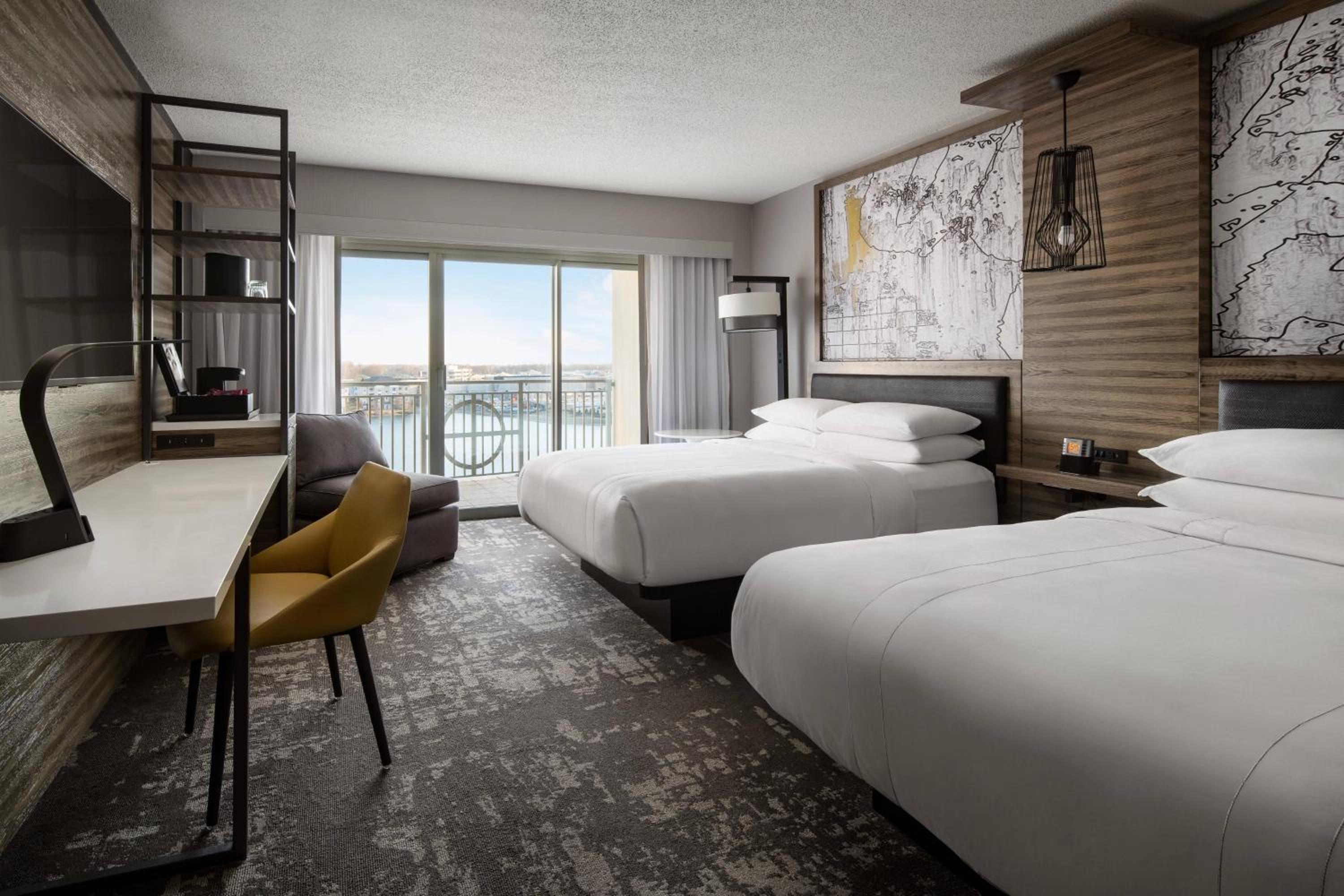 Guest room, 2 Queen, Lake view, Balcony photo 1
