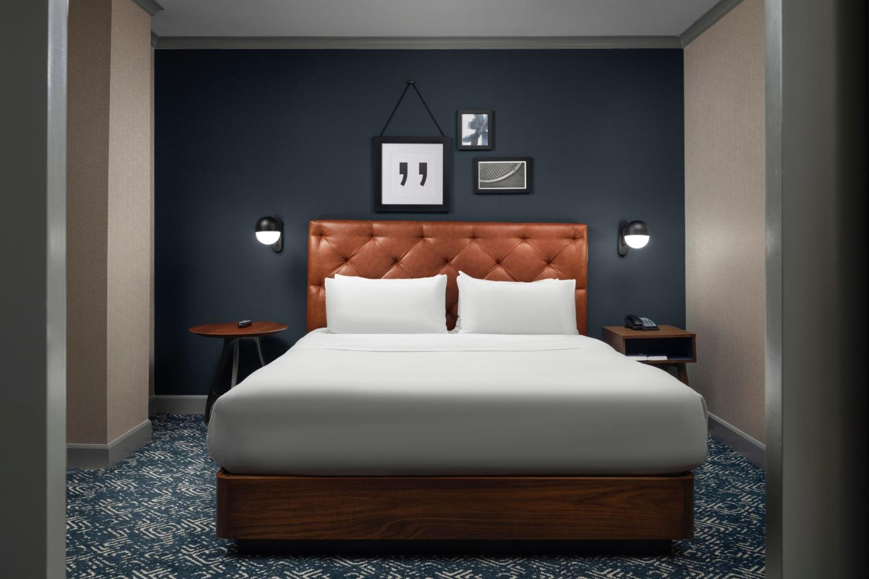 Corner King Suite with Sofa Bed - Photo 4