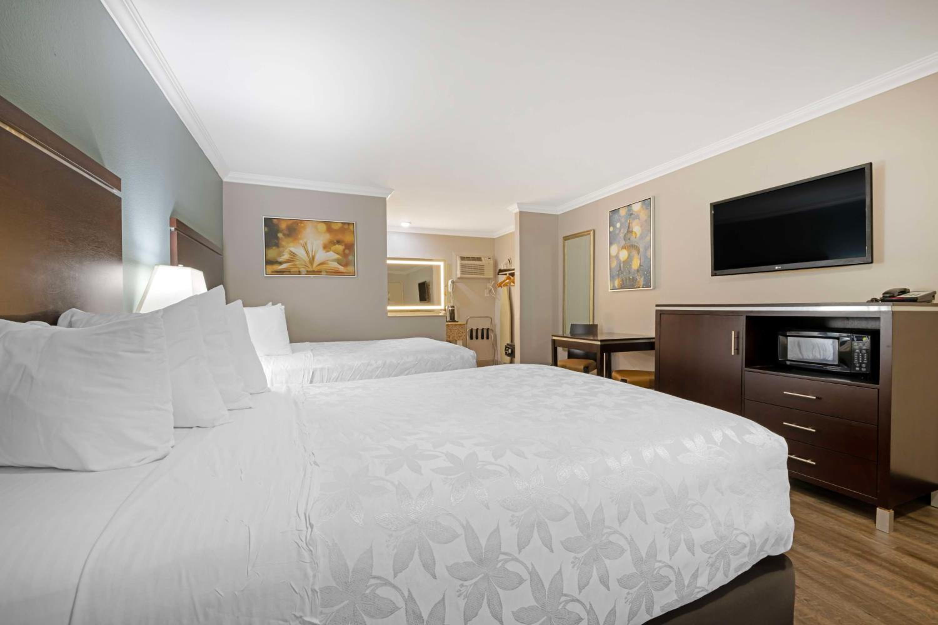 Double Room with Two Double Beds - Non-Smoking - Photo 4