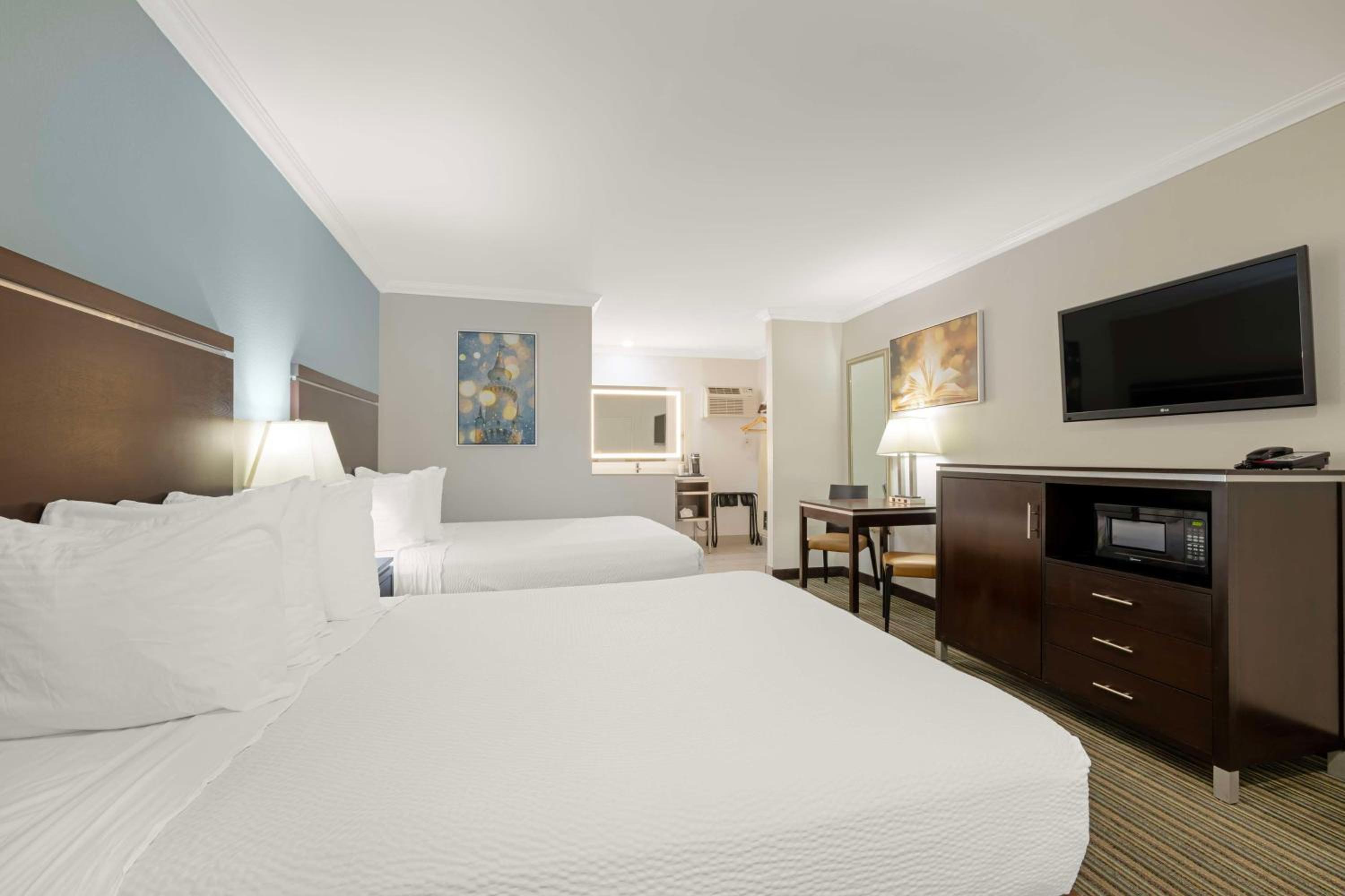 Queen Room with Two Queen Beds - Disability Access - Non-Smoking - Photo 3