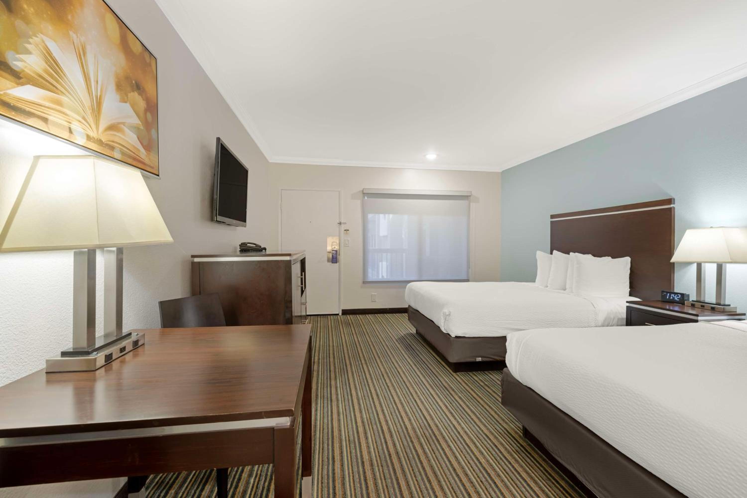 Queen Room with Two Queen Beds - Disability Access - Non-Smoking - Photo 4