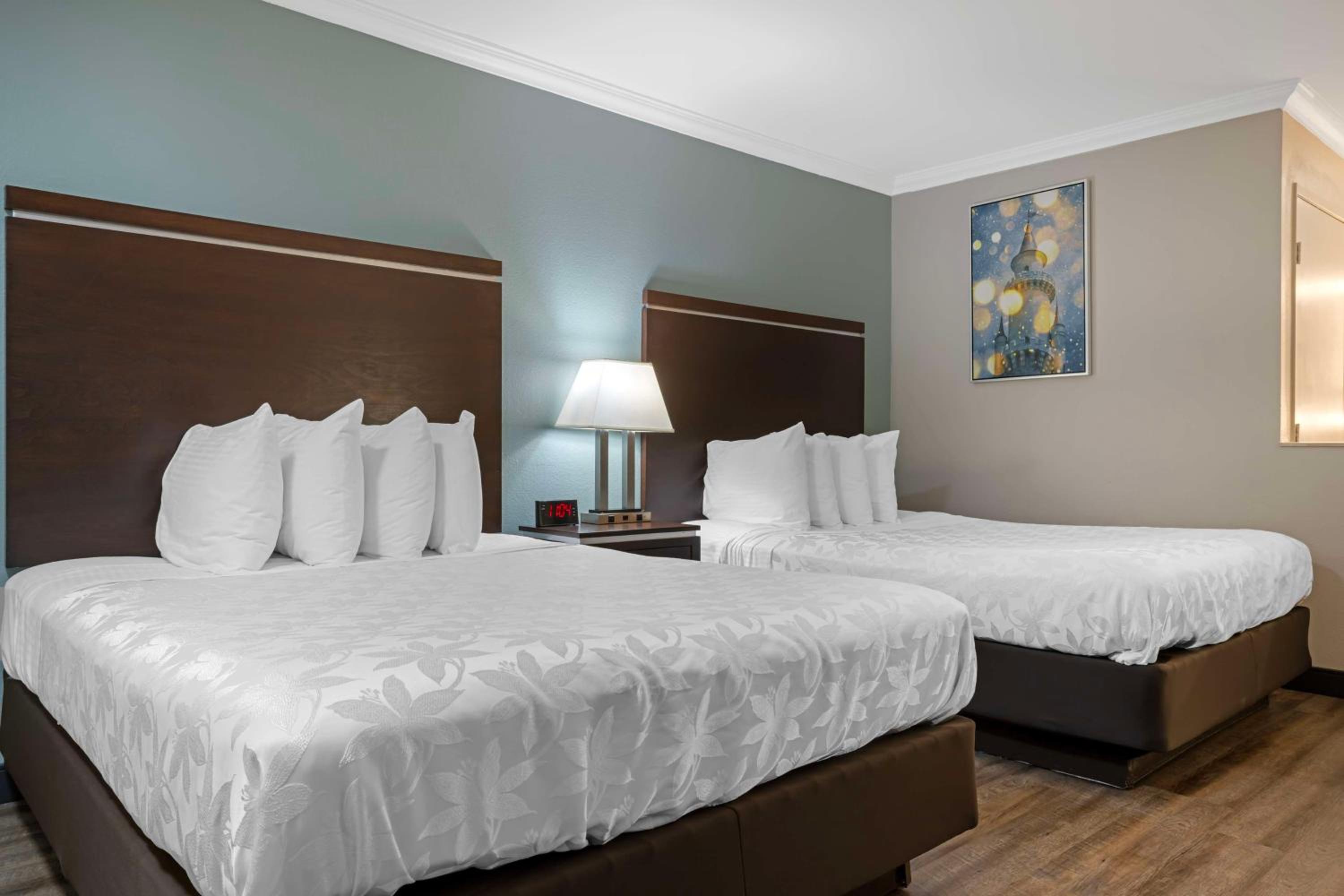 Queen Room with Two Queen Beds - Photo 5
