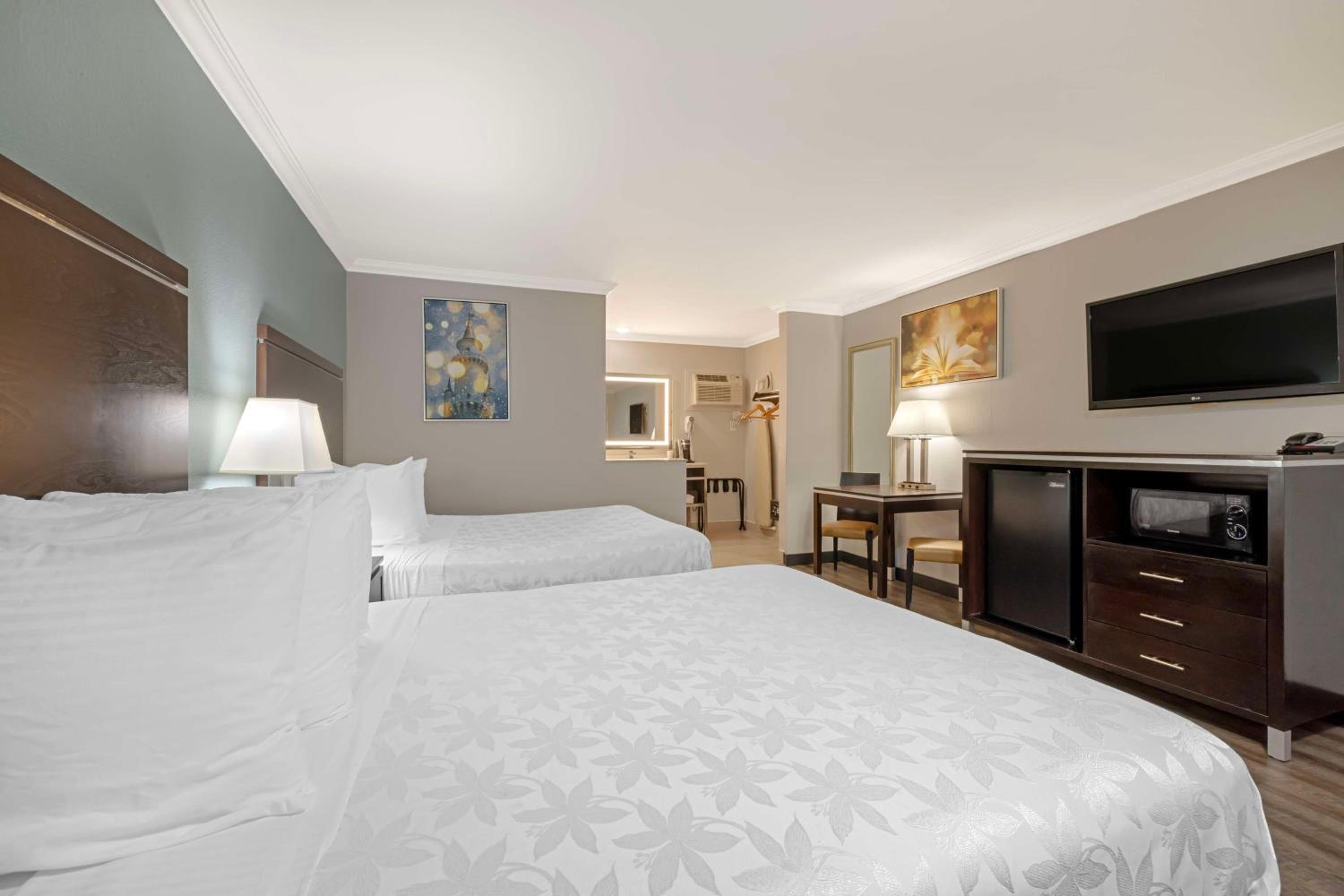 Queen Room with Two Queen Beds - Photo 3