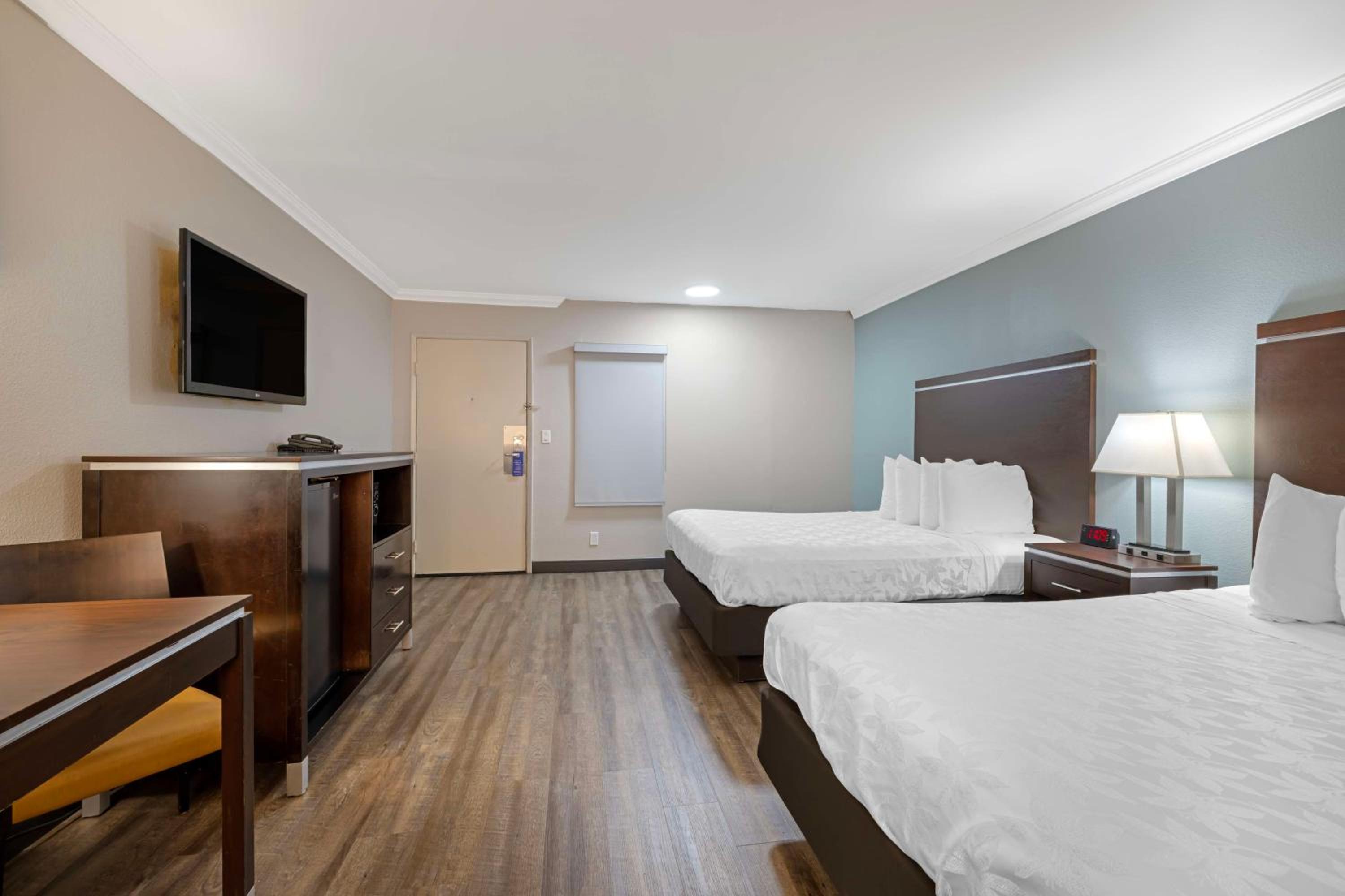 Queen Room with Two Queen Beds - Photo 4