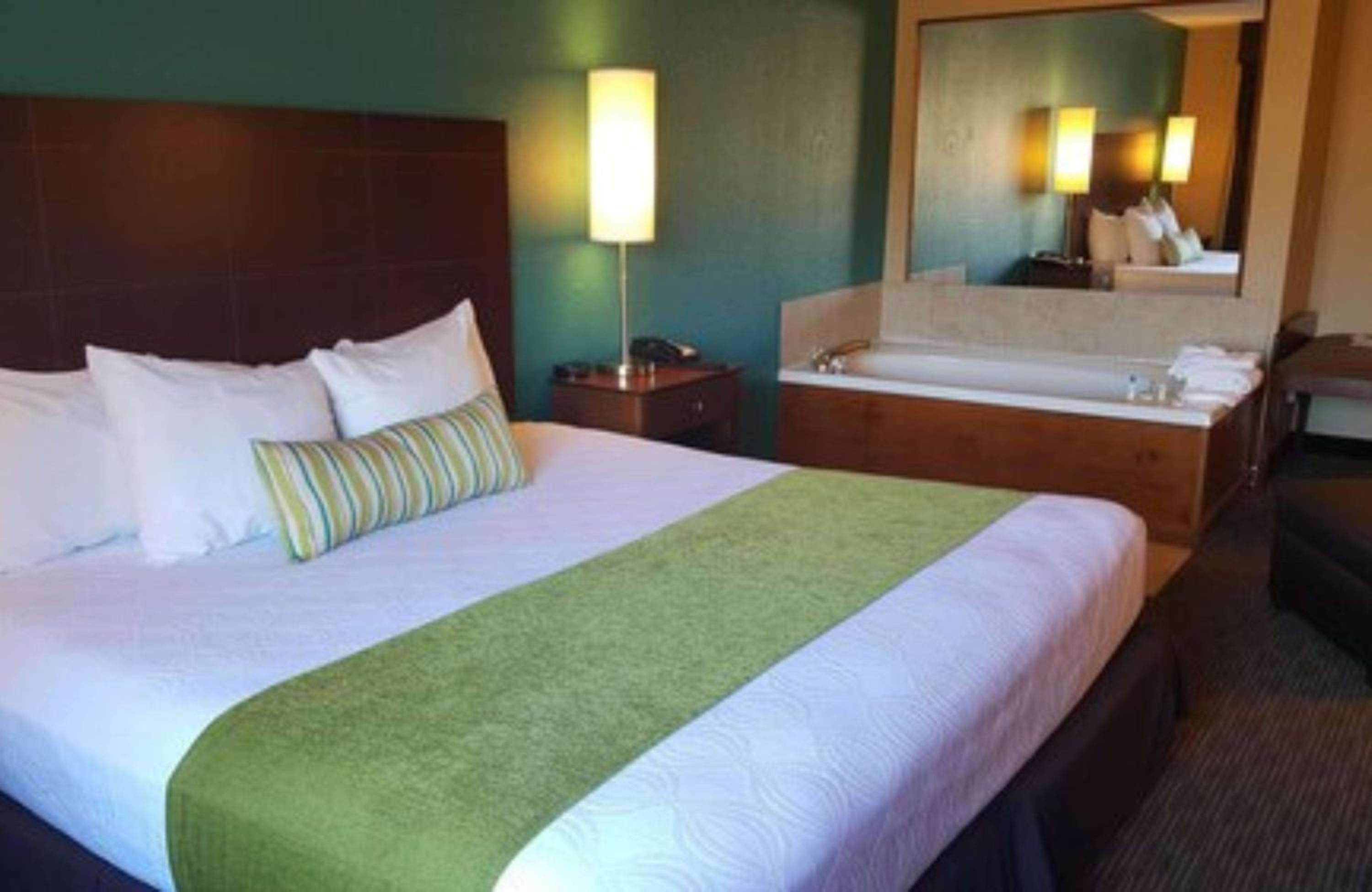 King Room with Jetted Tub - Non-Smoking