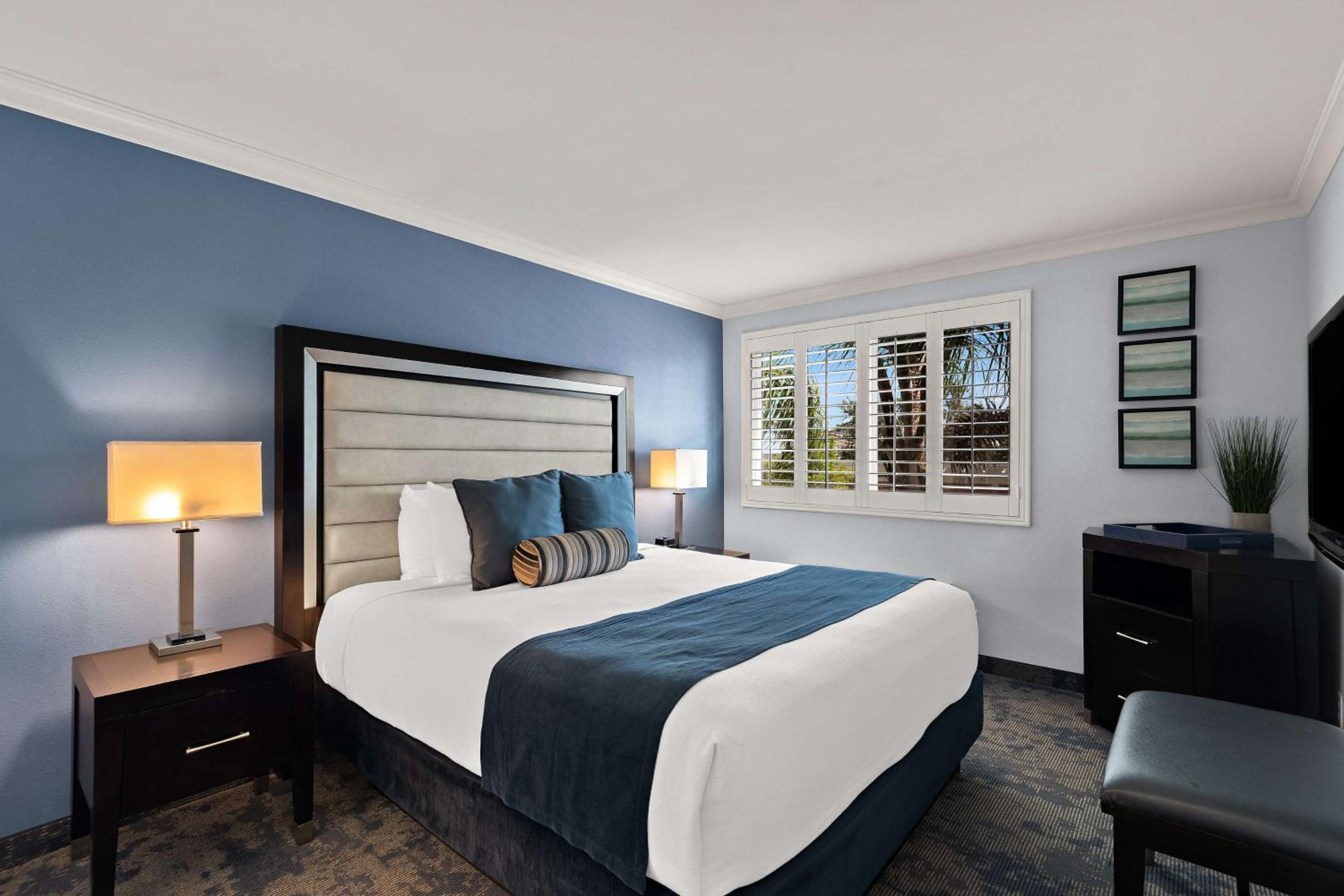 One-Bedroom King Suite With Sofa Bed And City View - Non-Smoking