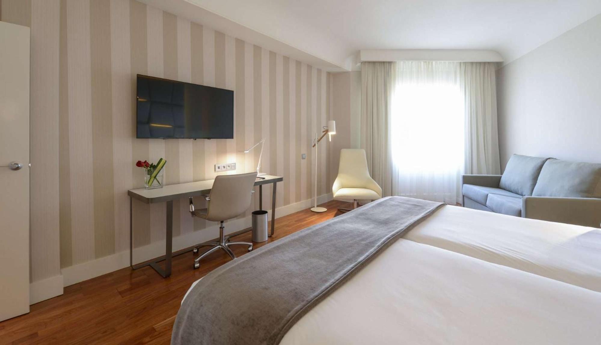 Premium Double Room thumbnail 5
