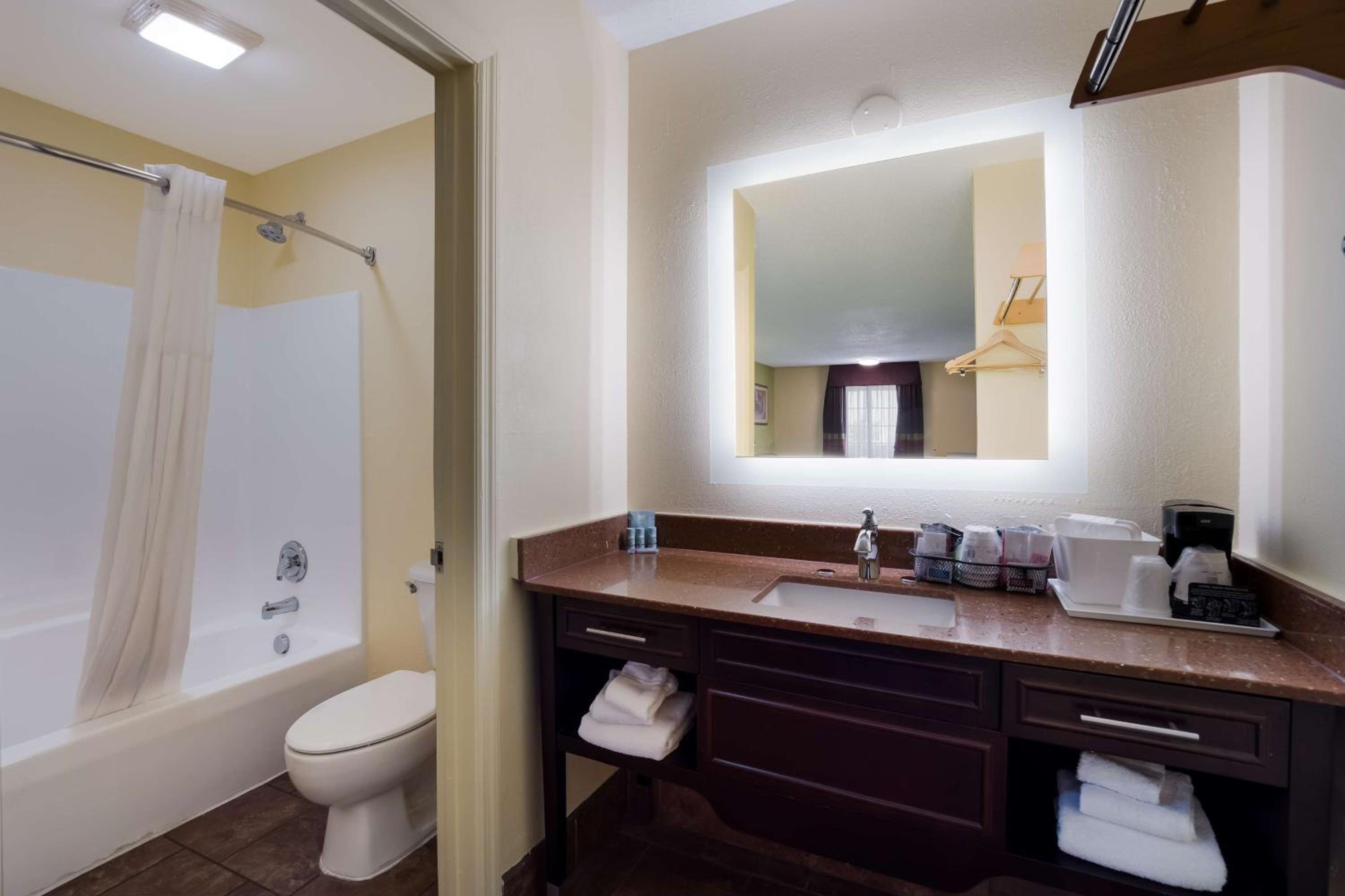 King Room - Non-Smoking - Photo 4