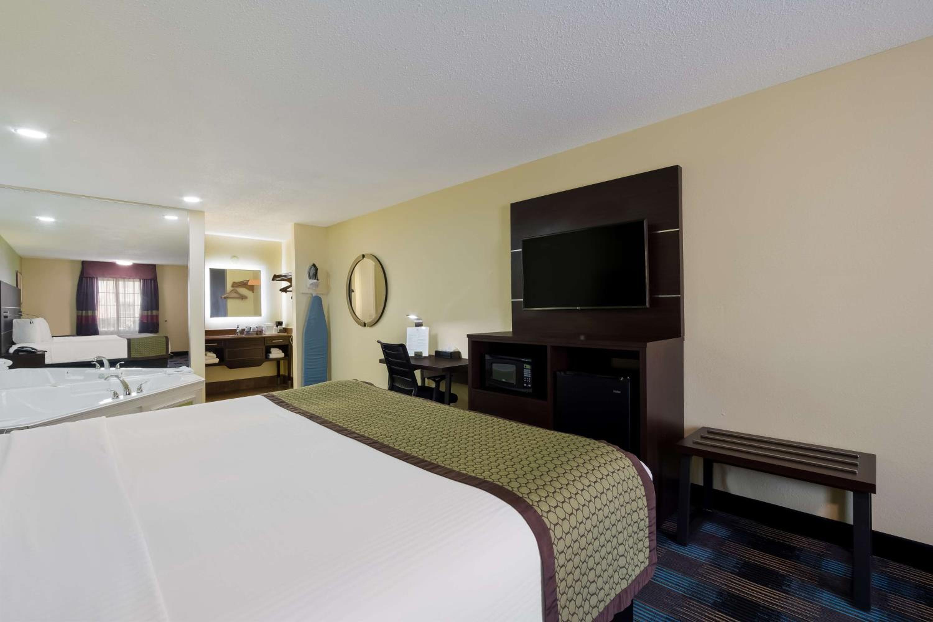 King Suite with Spa Bath, Sofa and Walk-In Shower - Non-Smoking - Photo 2