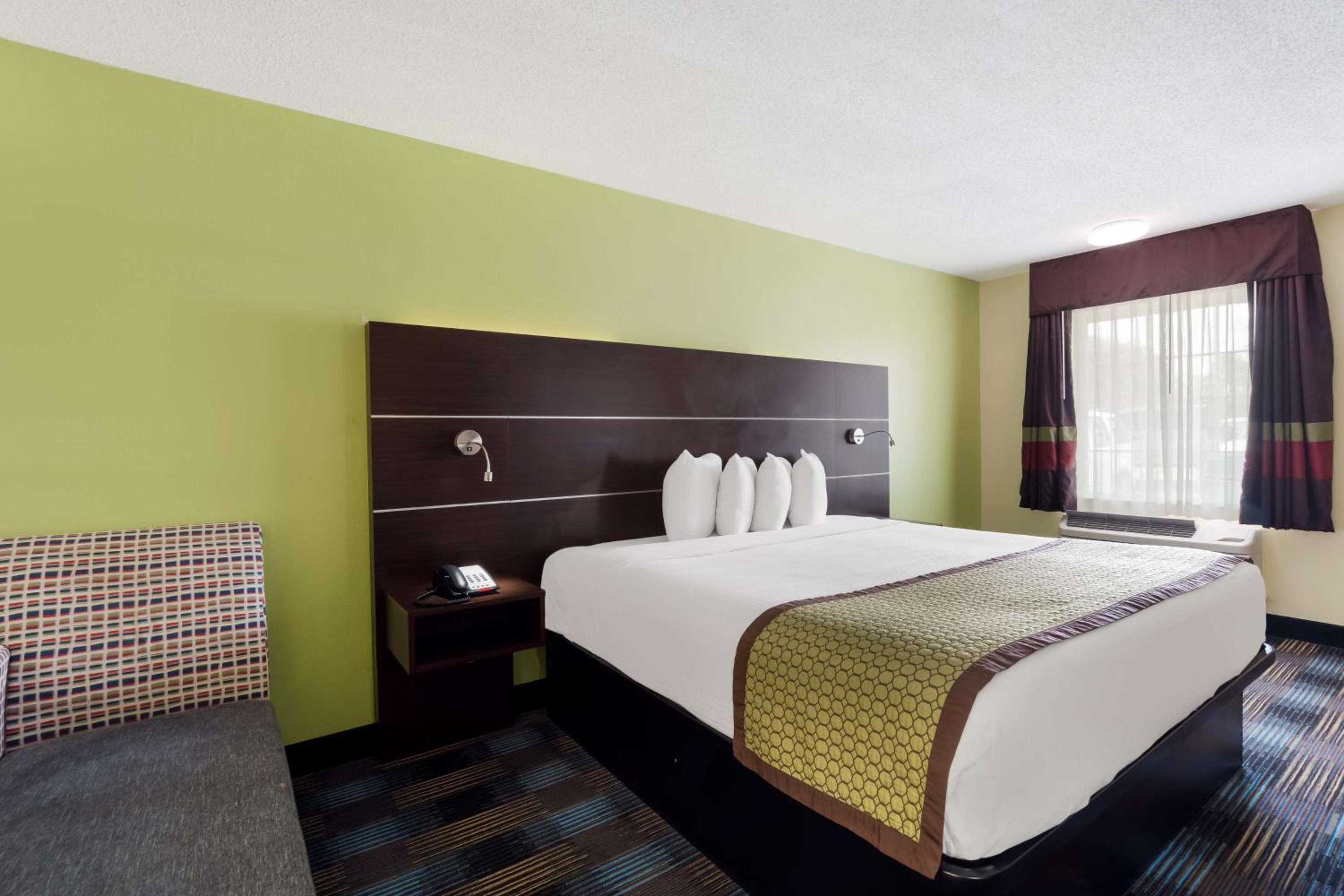 King Room - Non-Smoking - Photo 3
