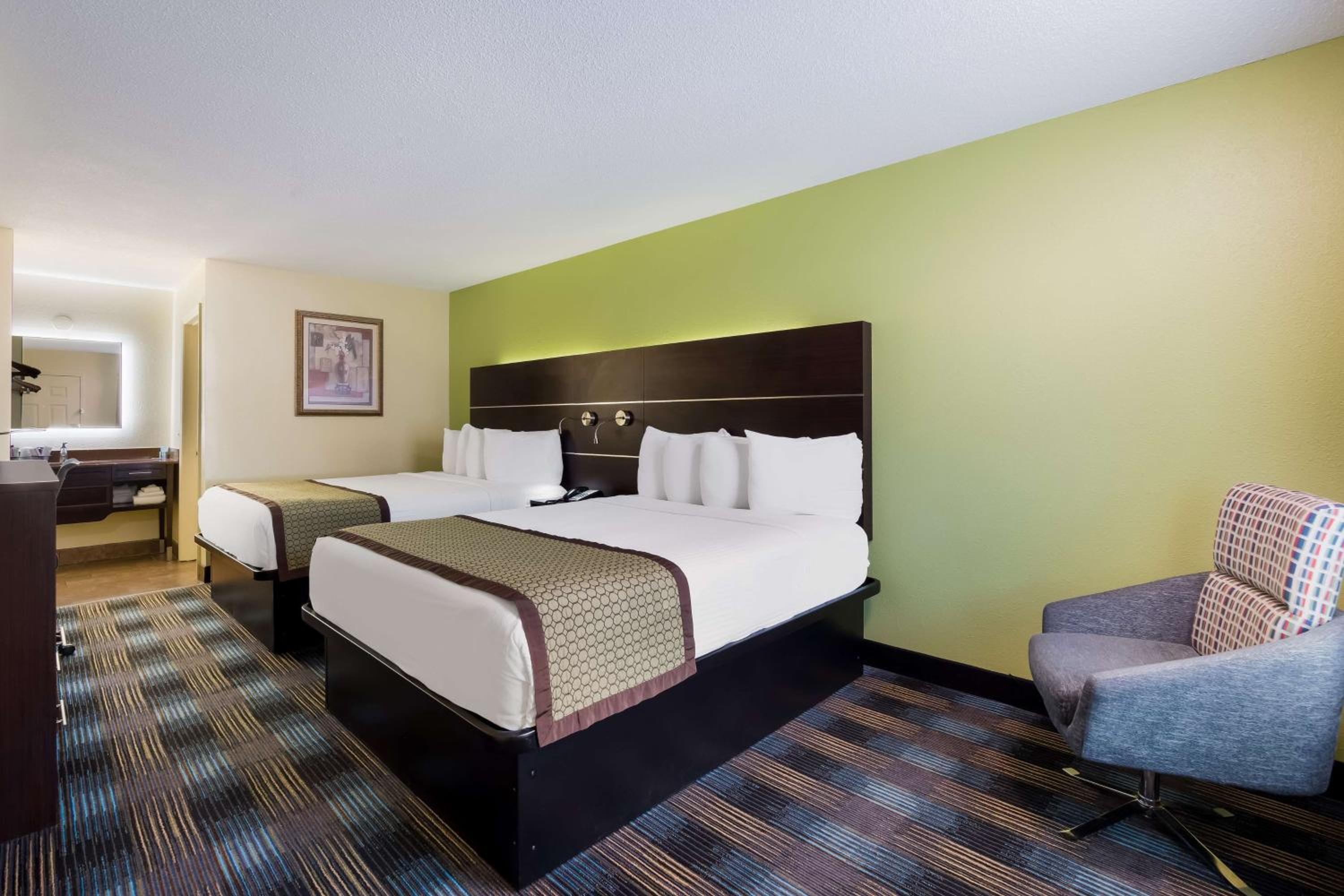 Queen Room with Two Queen Beds - Non-Smoking - Photo 1