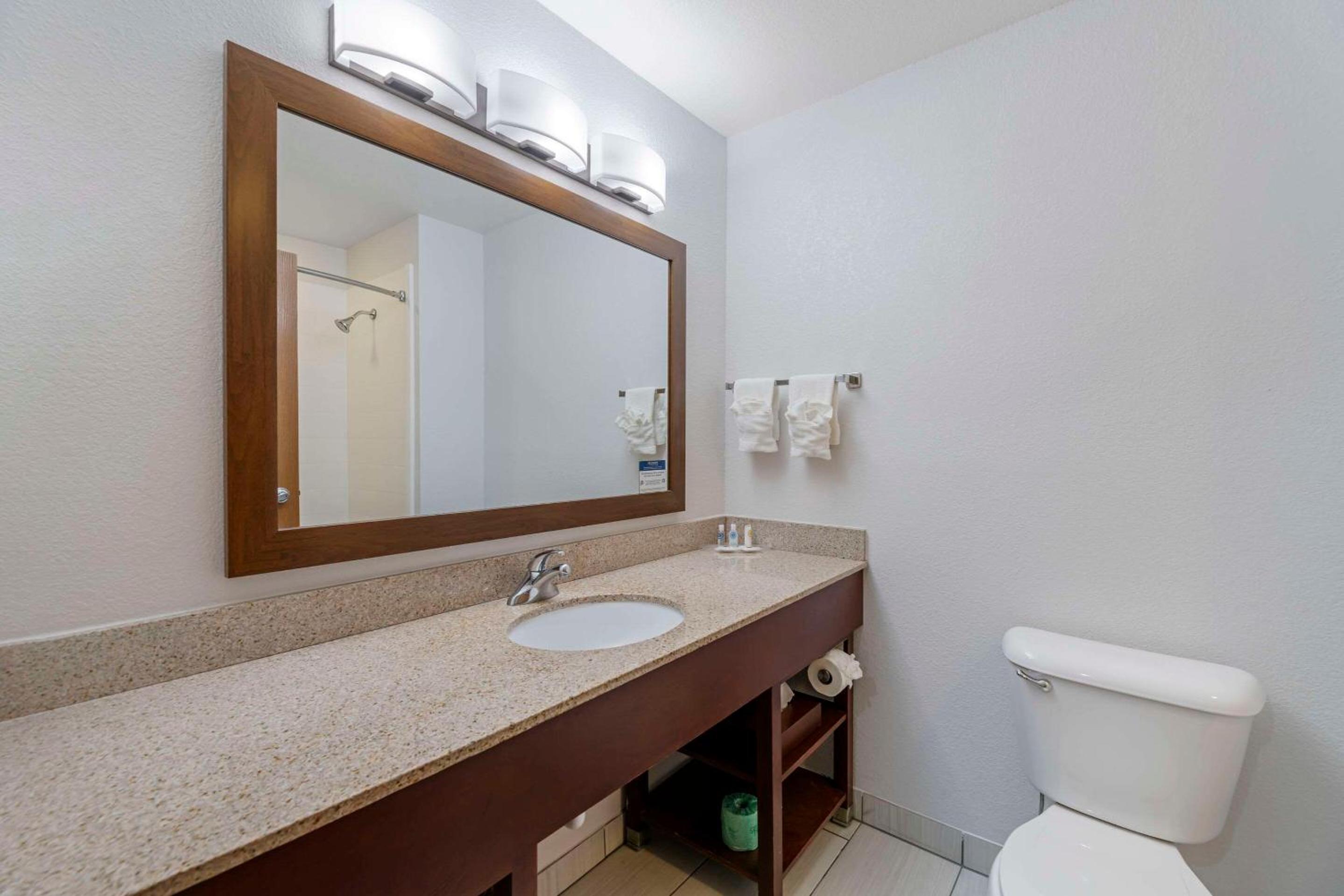 Queen Suite with Two Queen Beds - Non-Smoking - Photo 4