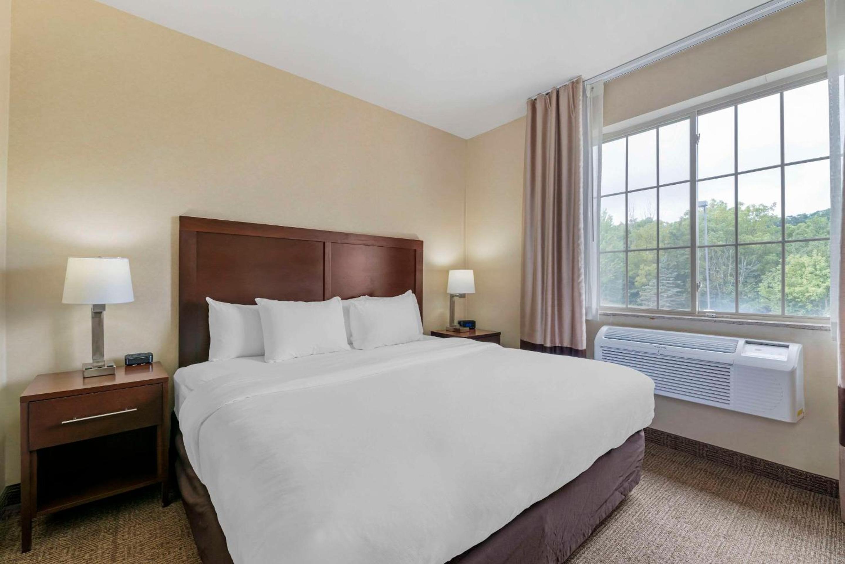 King Suite - Non-Smoking - Photo 1