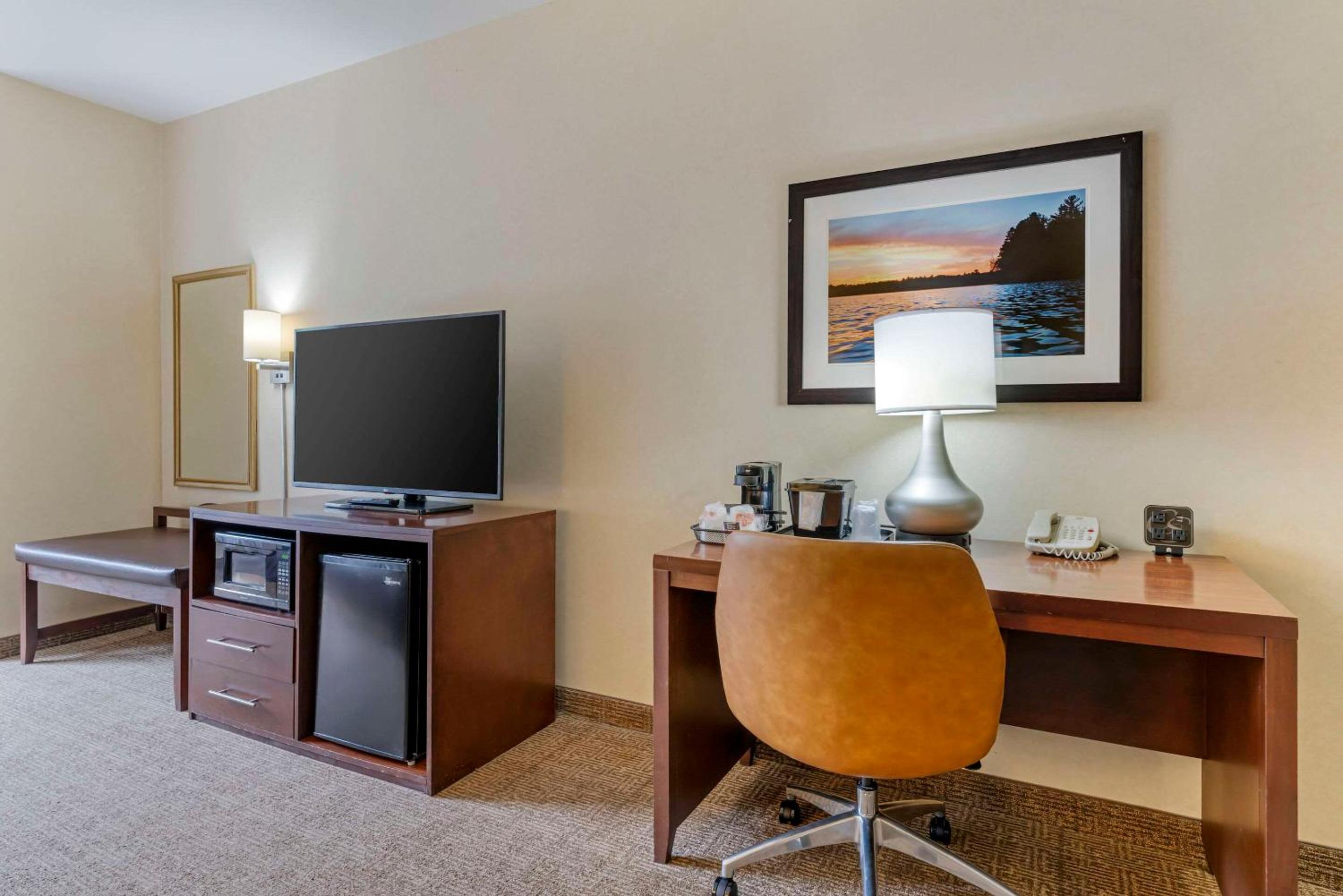 King Suite - Non-Smoking - Photo 4