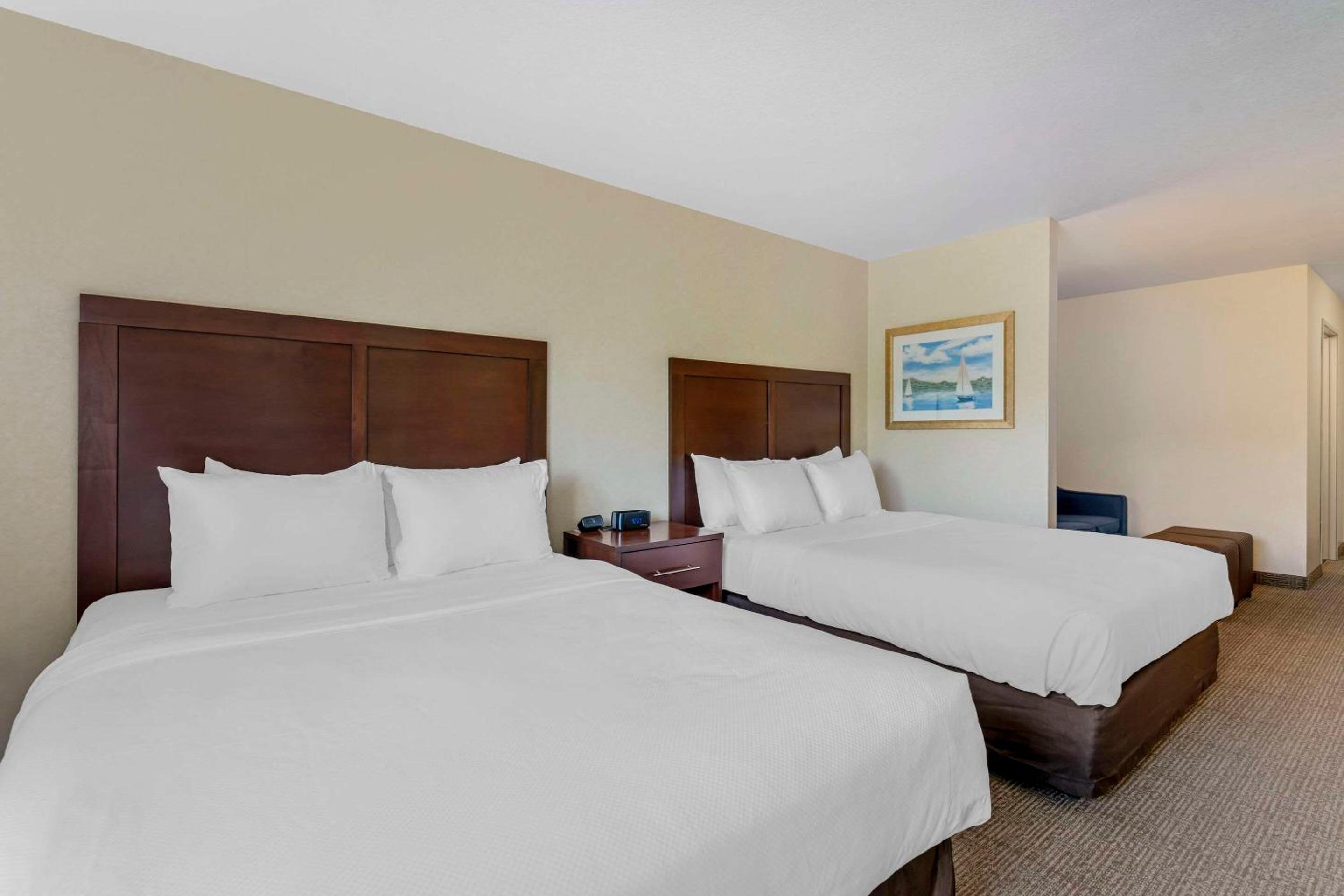 Queen Suite with Two Queen Beds - Non-Smoking - Photo 1