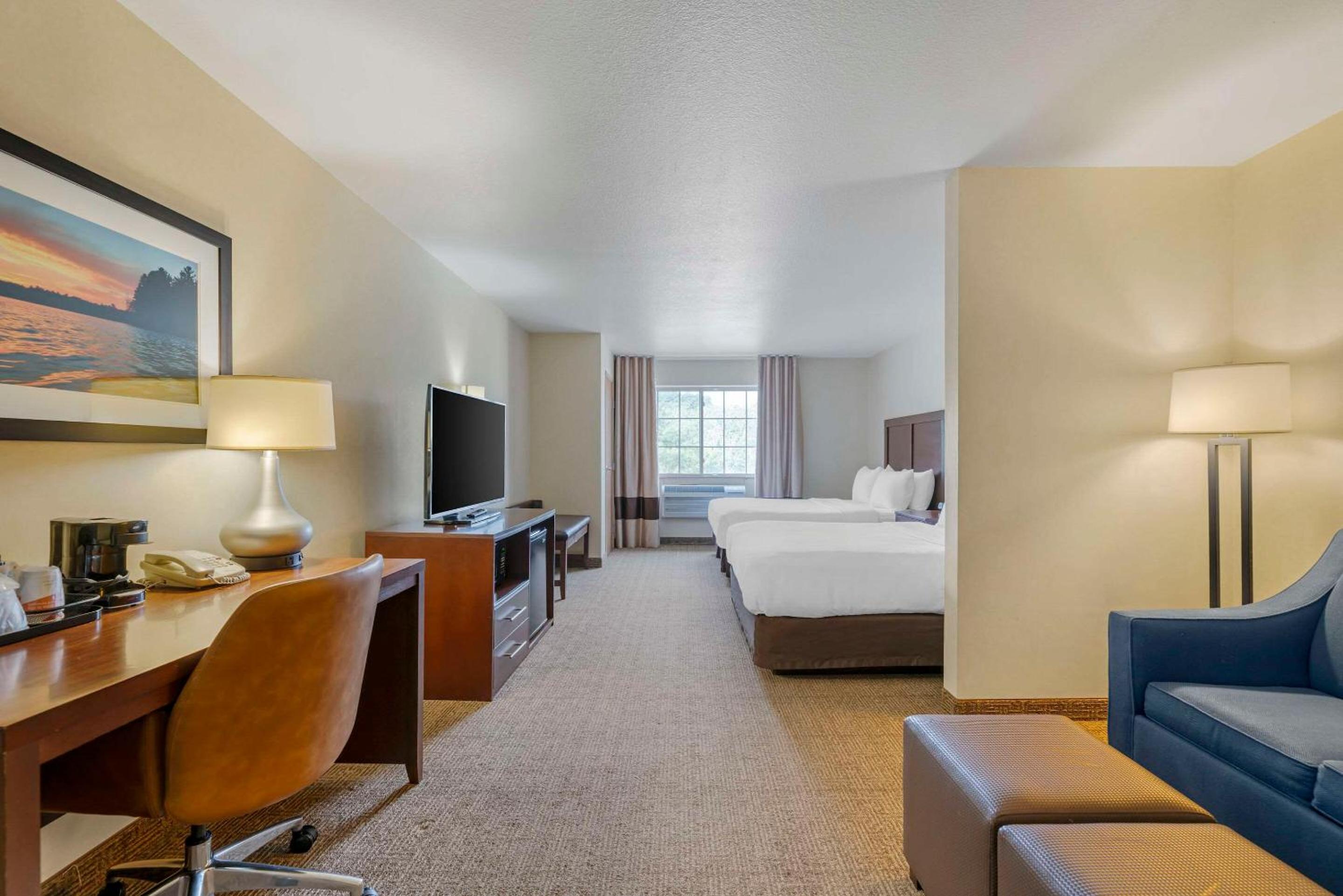 Queen Suite with Two Queen Beds - Non-Smoking - Photo 3