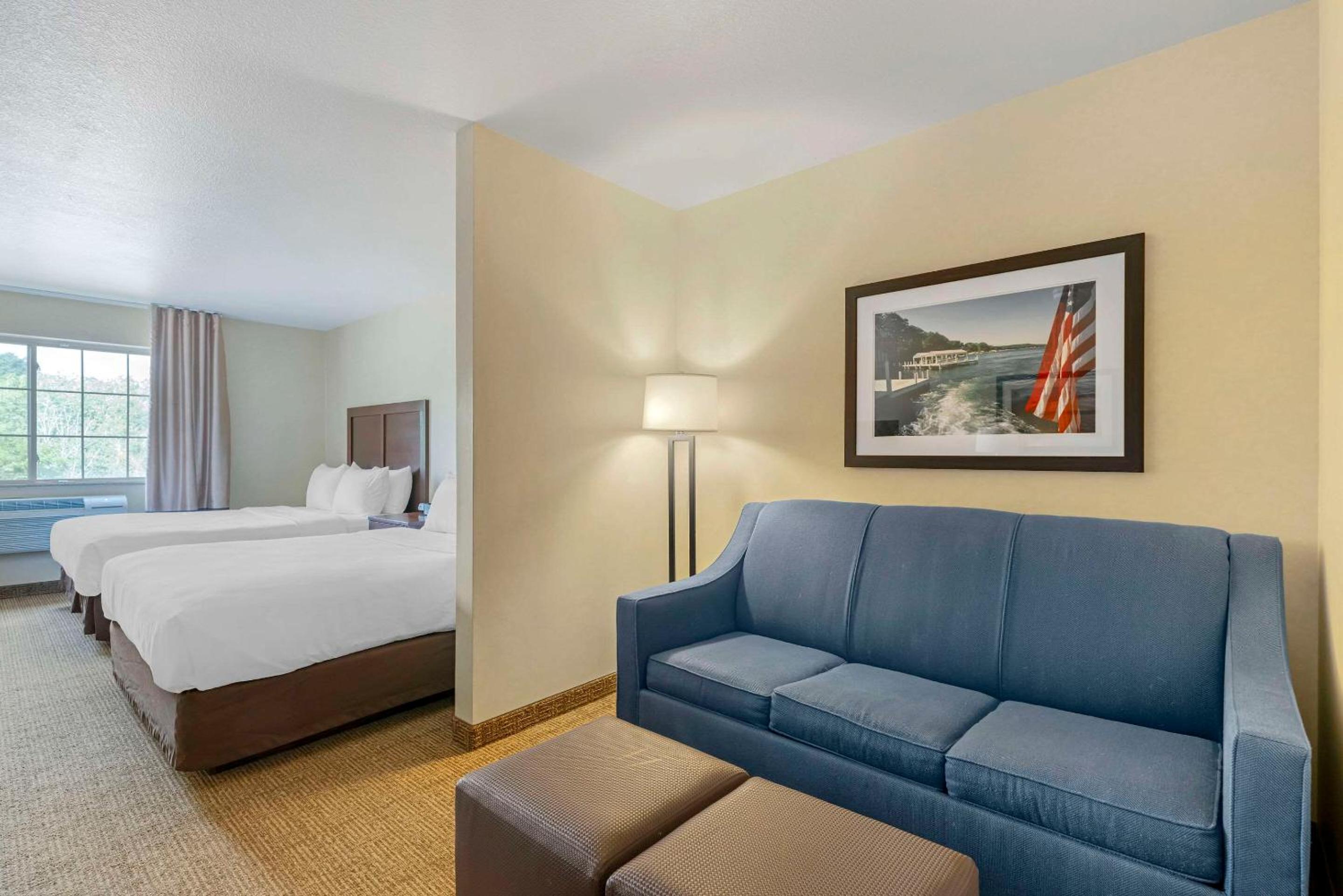 Queen Suite with Two Queen Beds - Non-Smoking - Photo 2