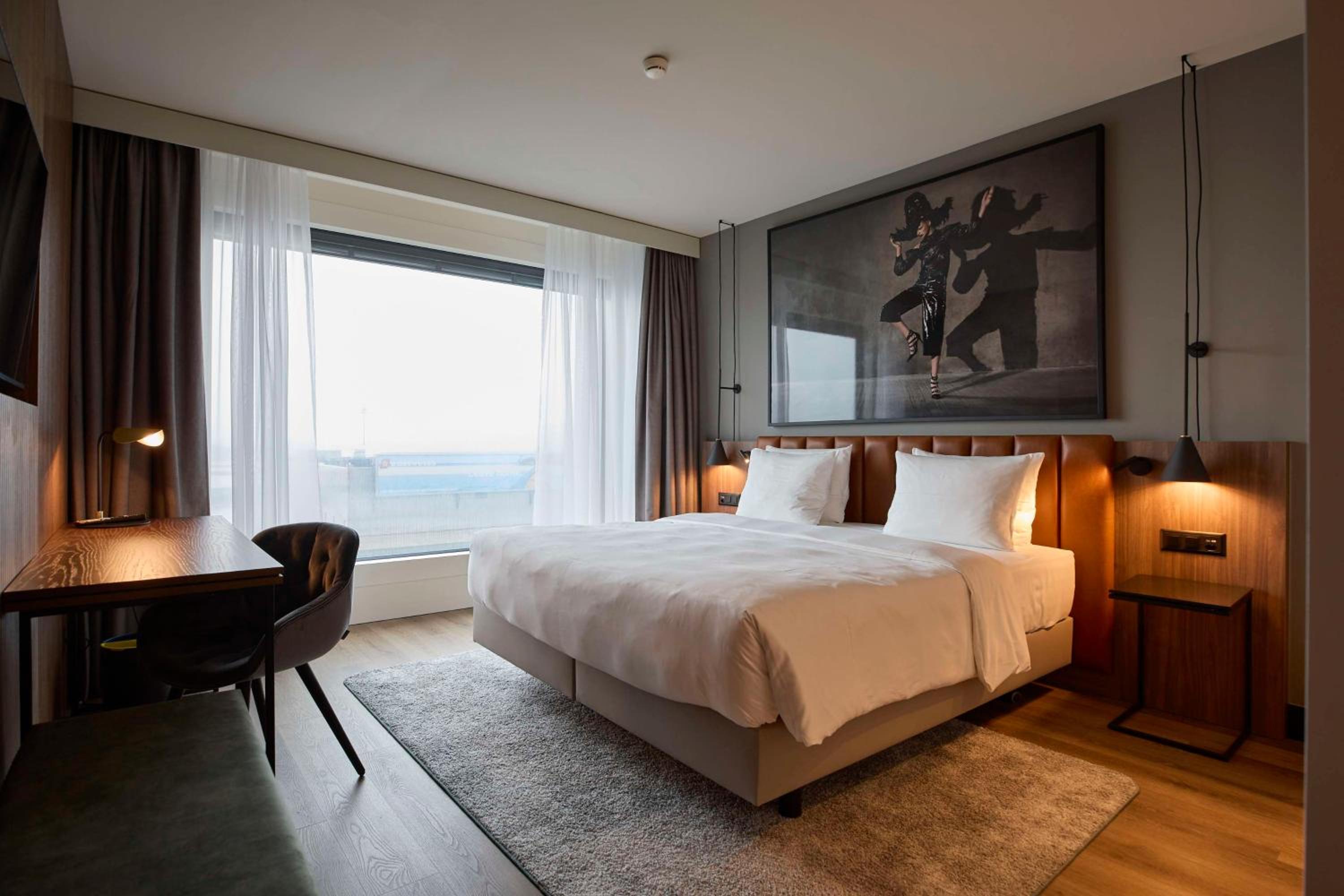 Suite with Airfield View - Photo 1