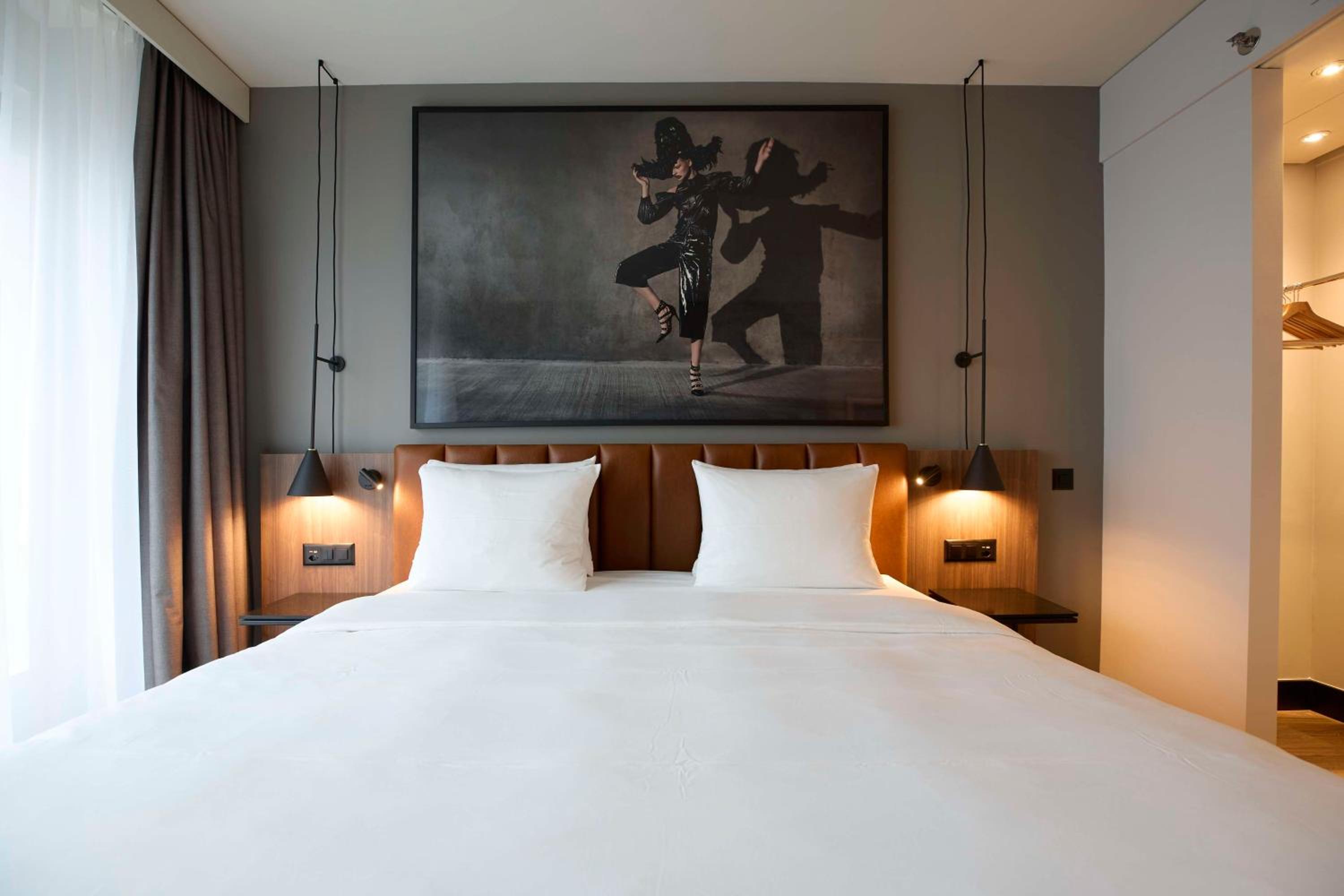 Suite with Airfield View - Photo 4