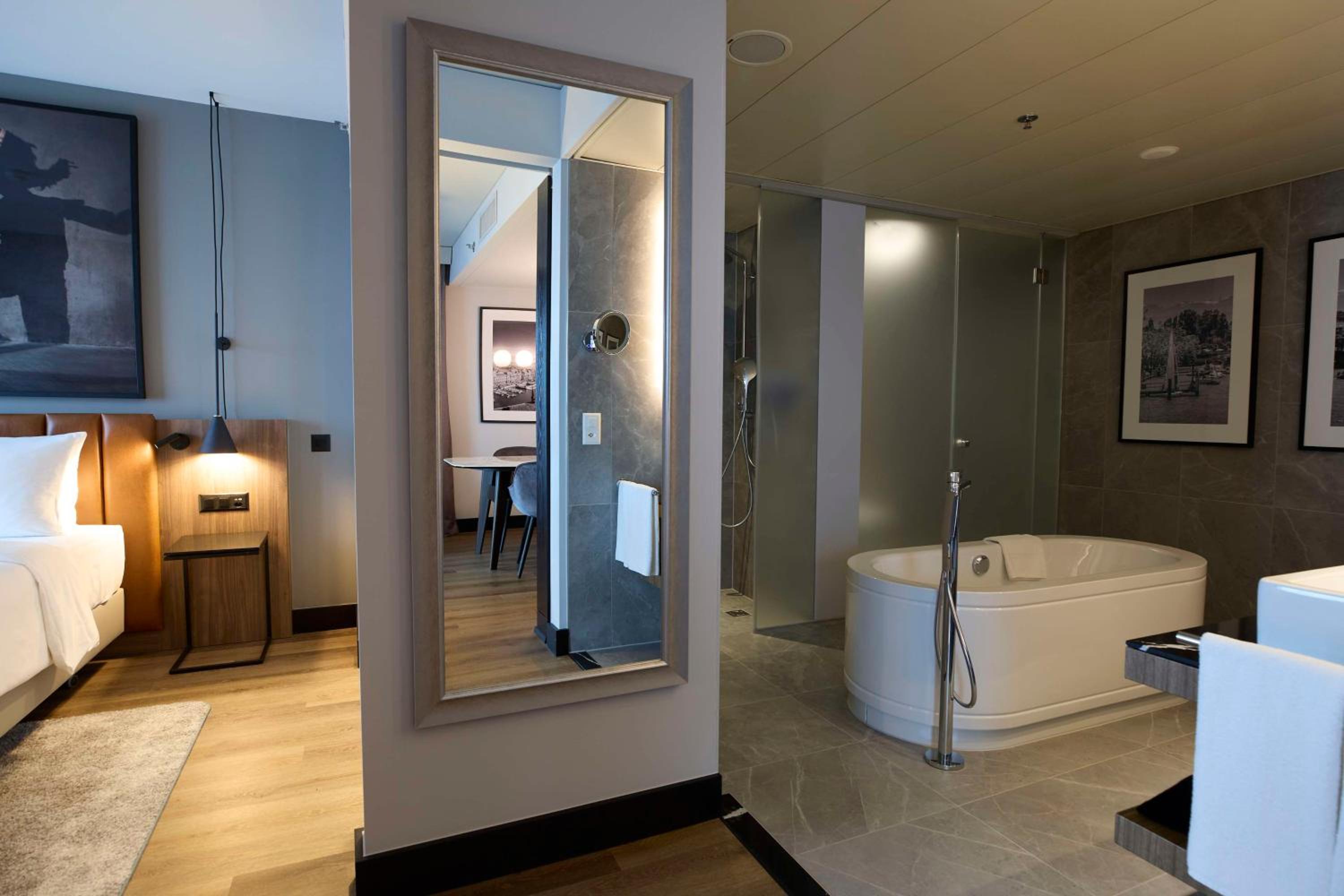 Suite with Airfield View - Photo 3