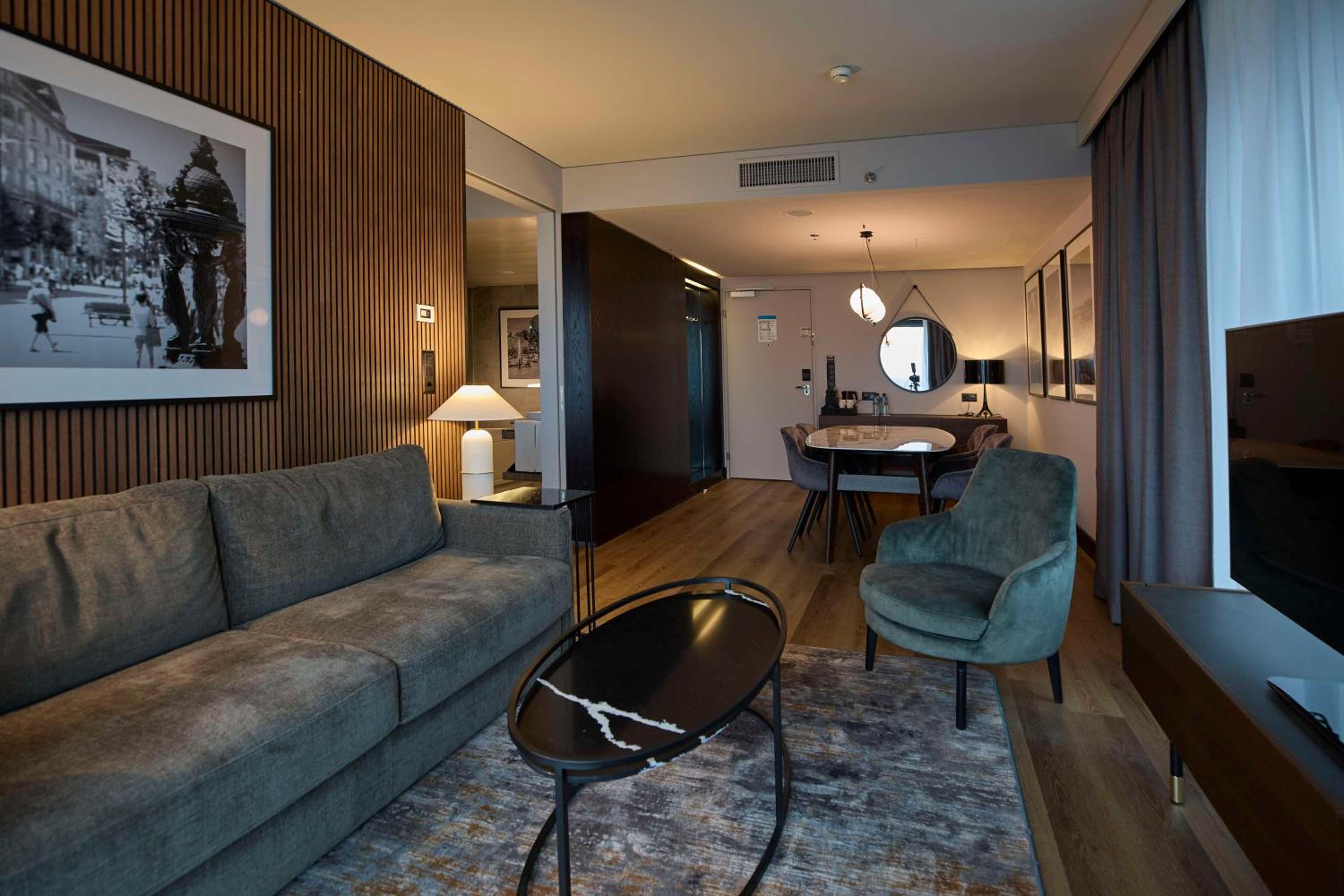 Suite with Airfield View - Photo 2