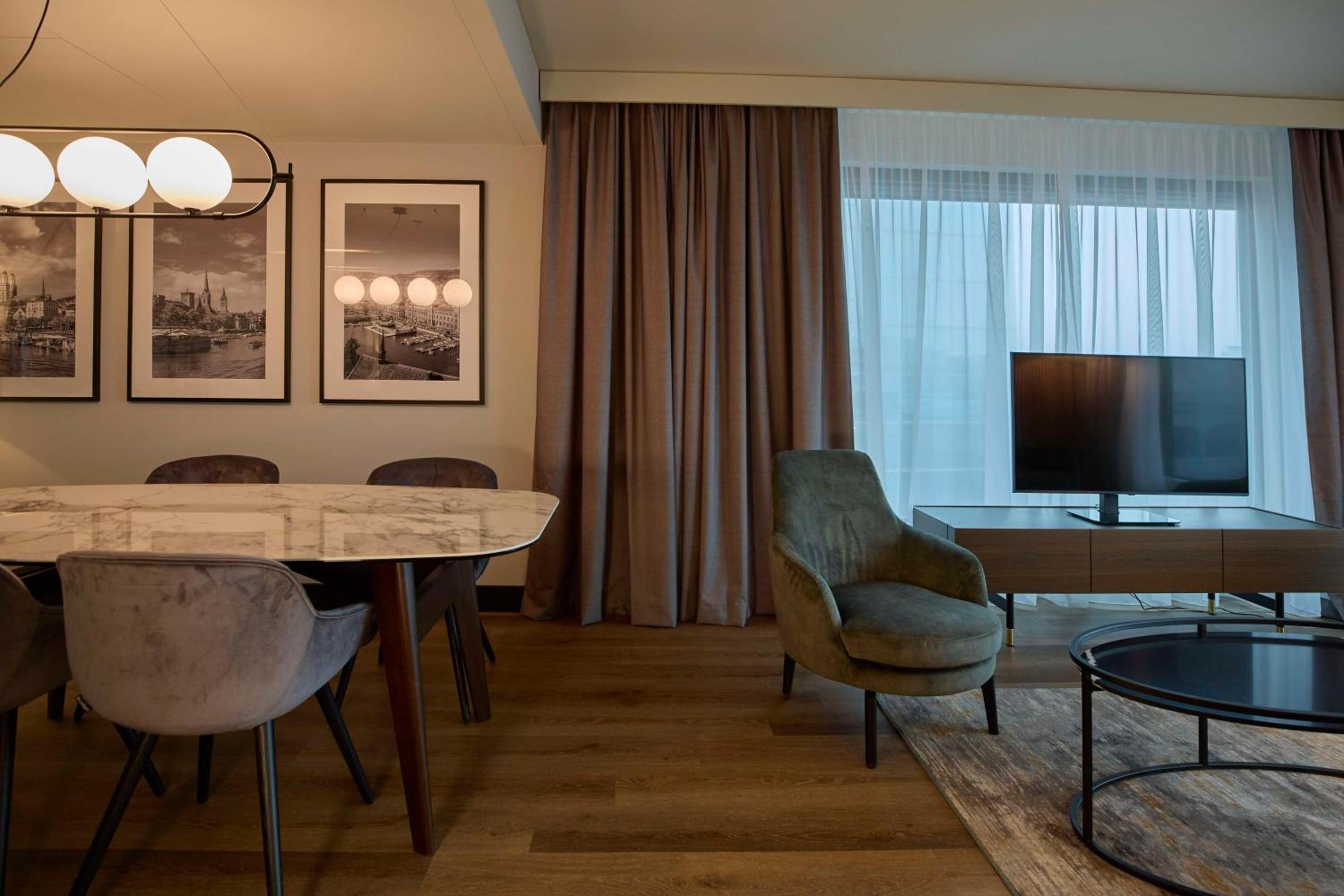 Suite with Airfield View - Photo 6