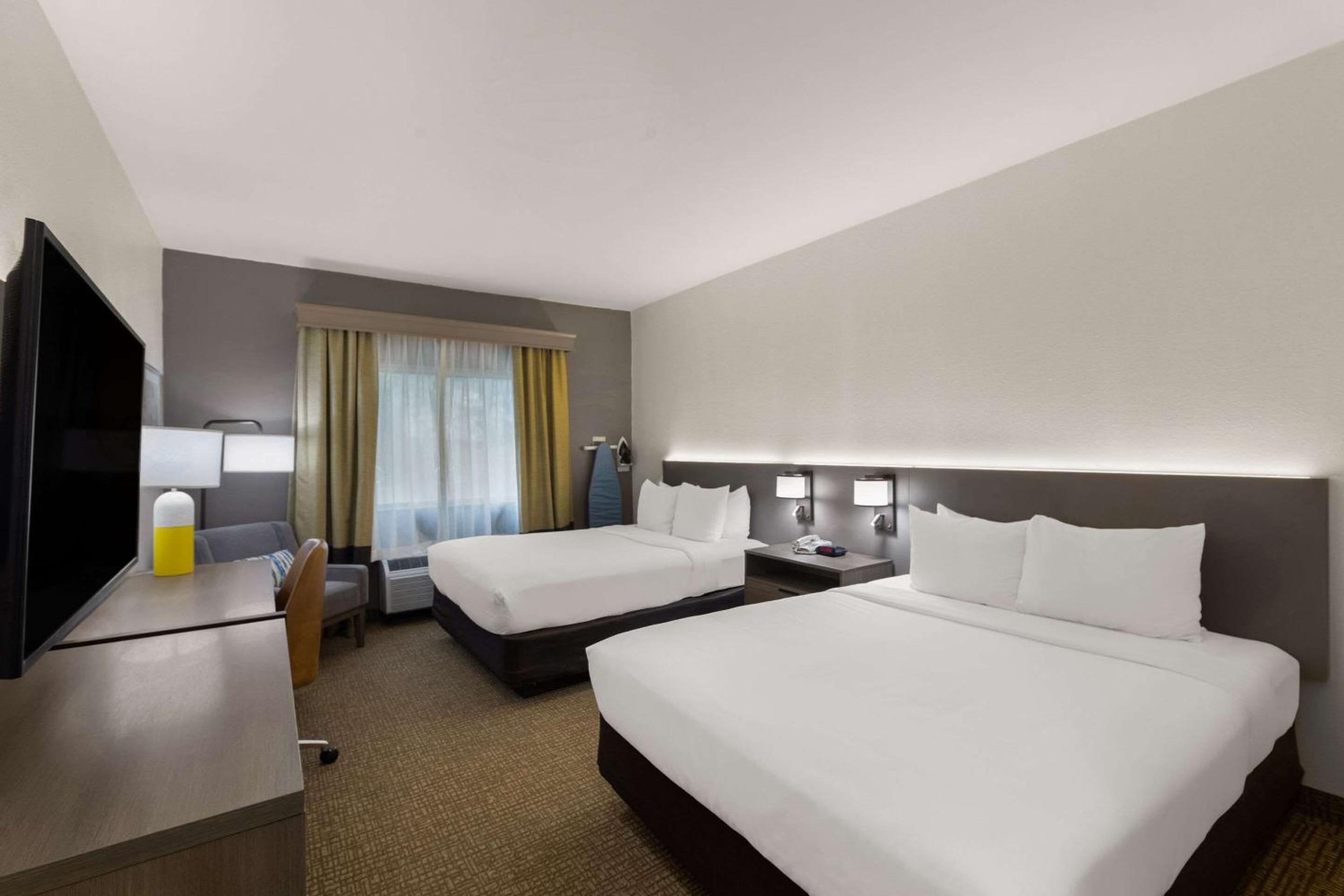 Queen Room with Two Queen Beds - Accessible/Non-Smoking  - Photo 2