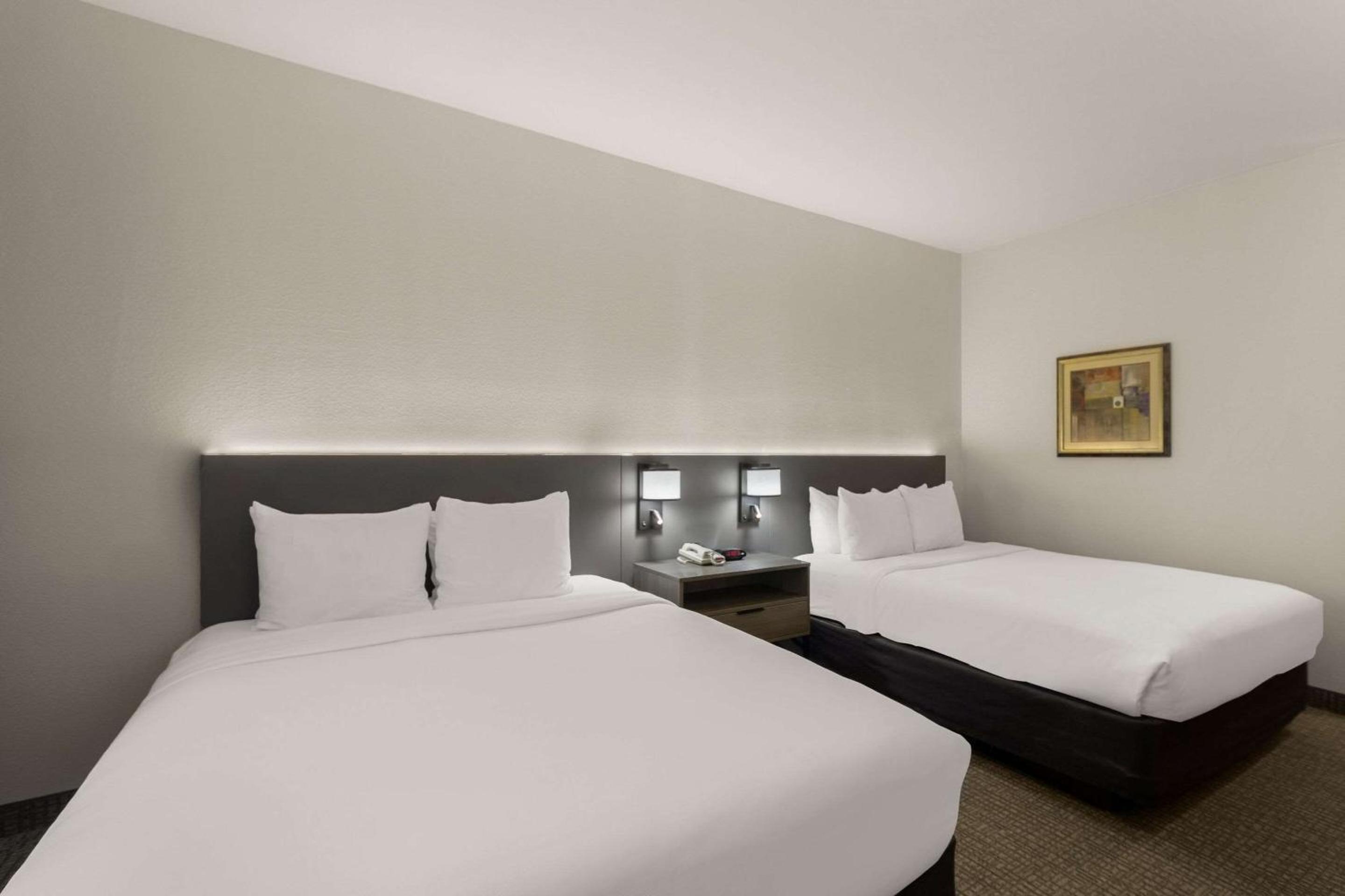 Queen Room with Two Queen Beds - Accessible/Non-Smoking  - Photo 3