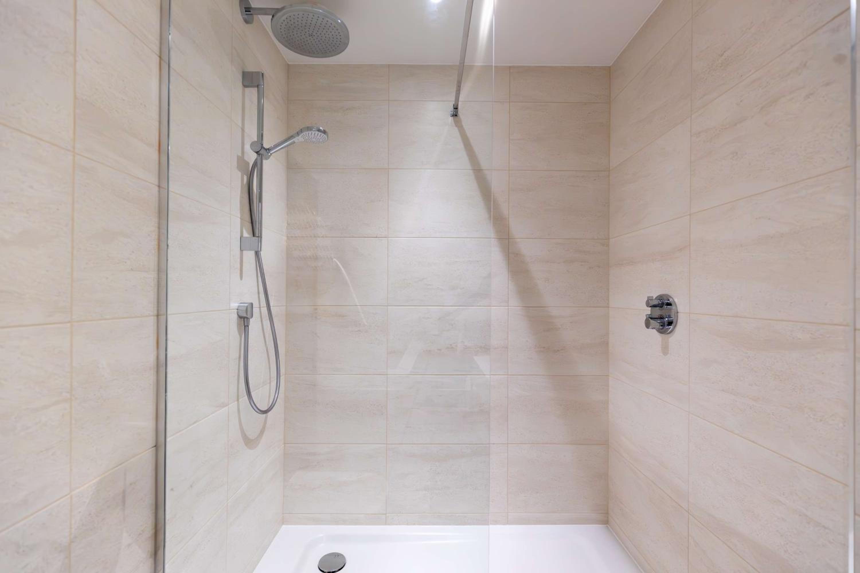 Corner Suite - Photo 4