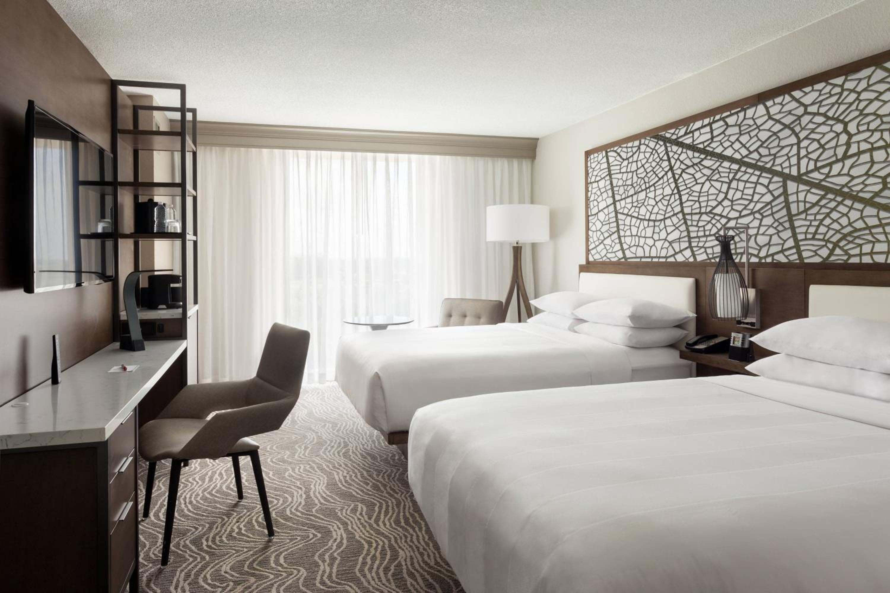 Guest room with Two Queen Beds, Lake view