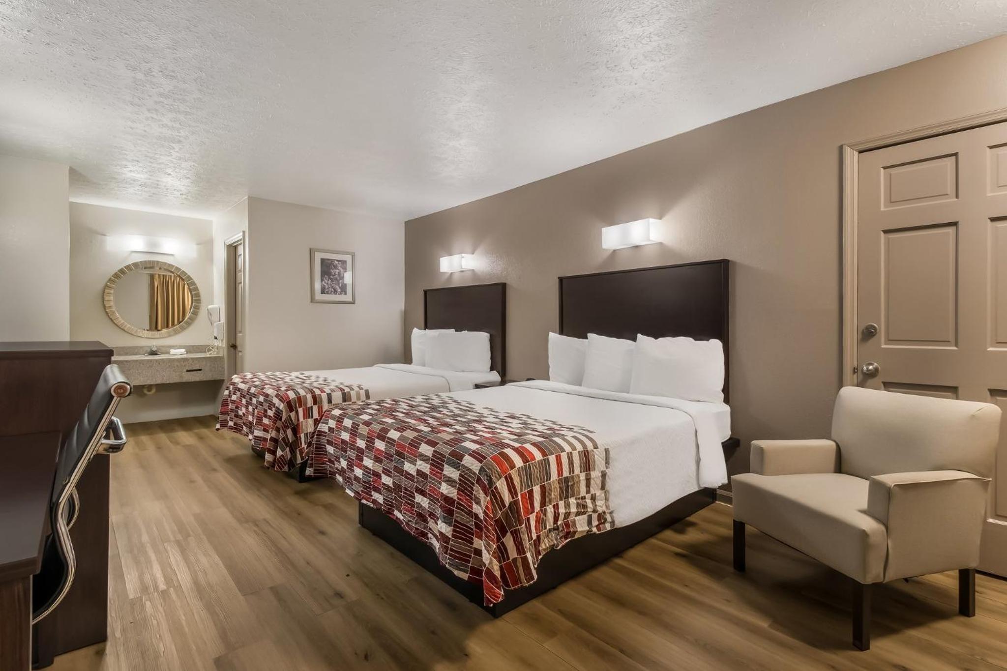 Deluxe Room with Two Double Beds Non-Smoking - Photo 4