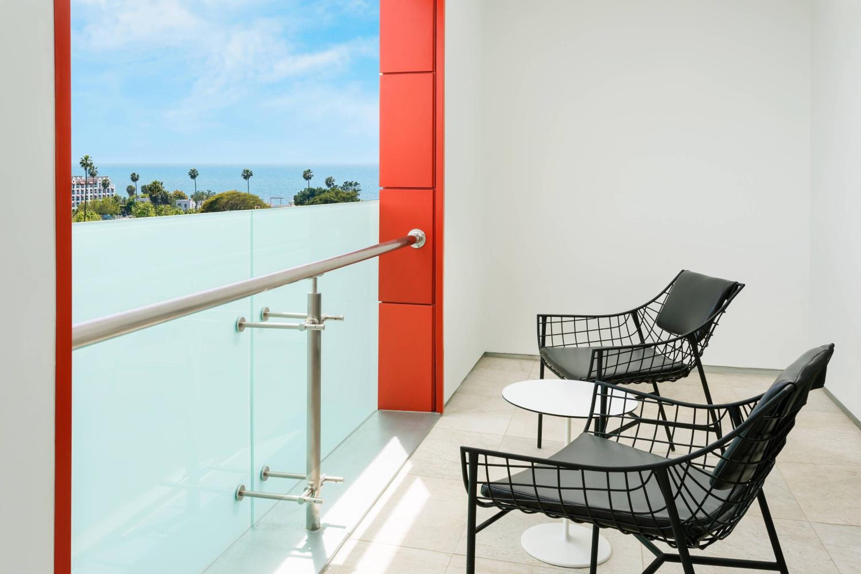 King Studio with Balcony - Mobility/Hearing Accessible with Tub, photo 6